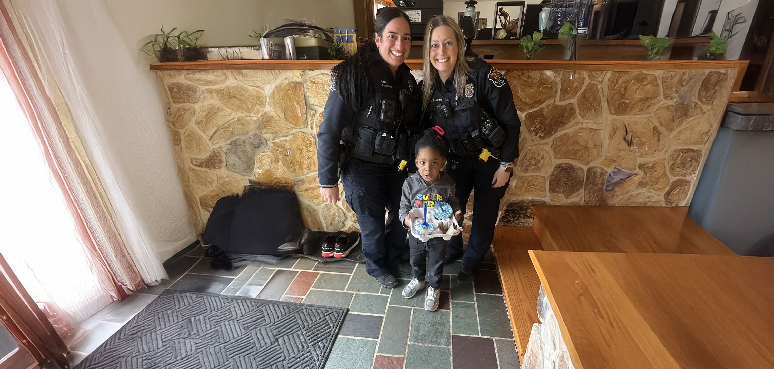 Der 4-jährige bekam schließlich, was er wollte – aber nicht ohne ein vorangehendes ausführliches Aufklärungsgespräch über den Polizeinotruf.