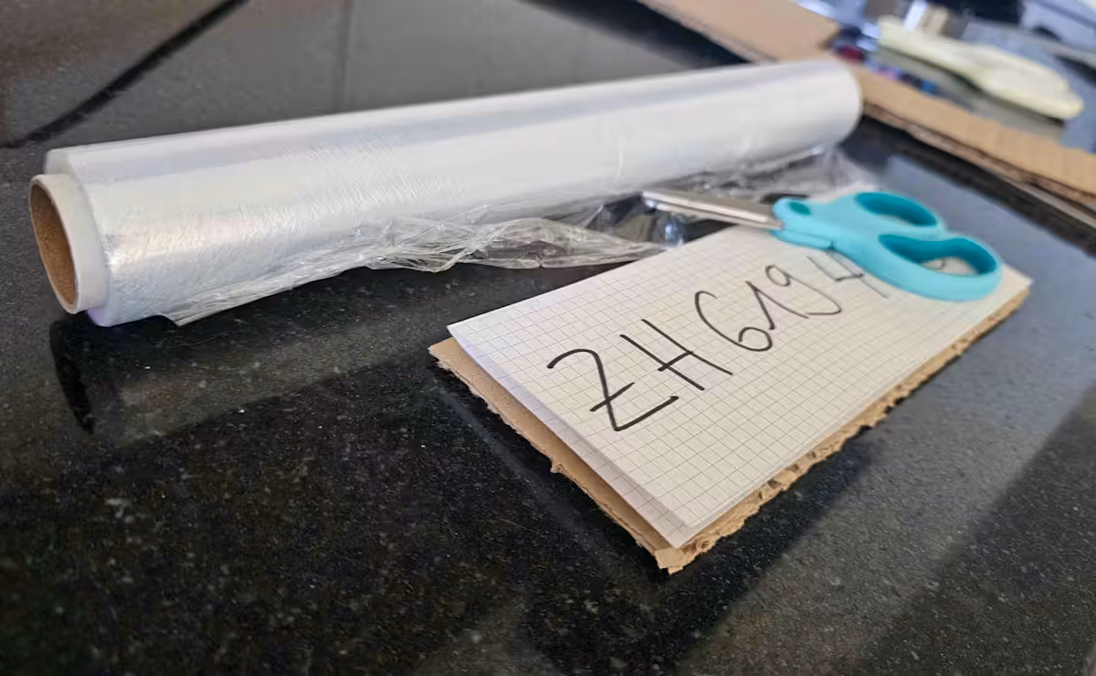 Ein Pensionist aus dem Bezirk Dielsdorf bastelte sein Kennzeichen aus Karton nach. 