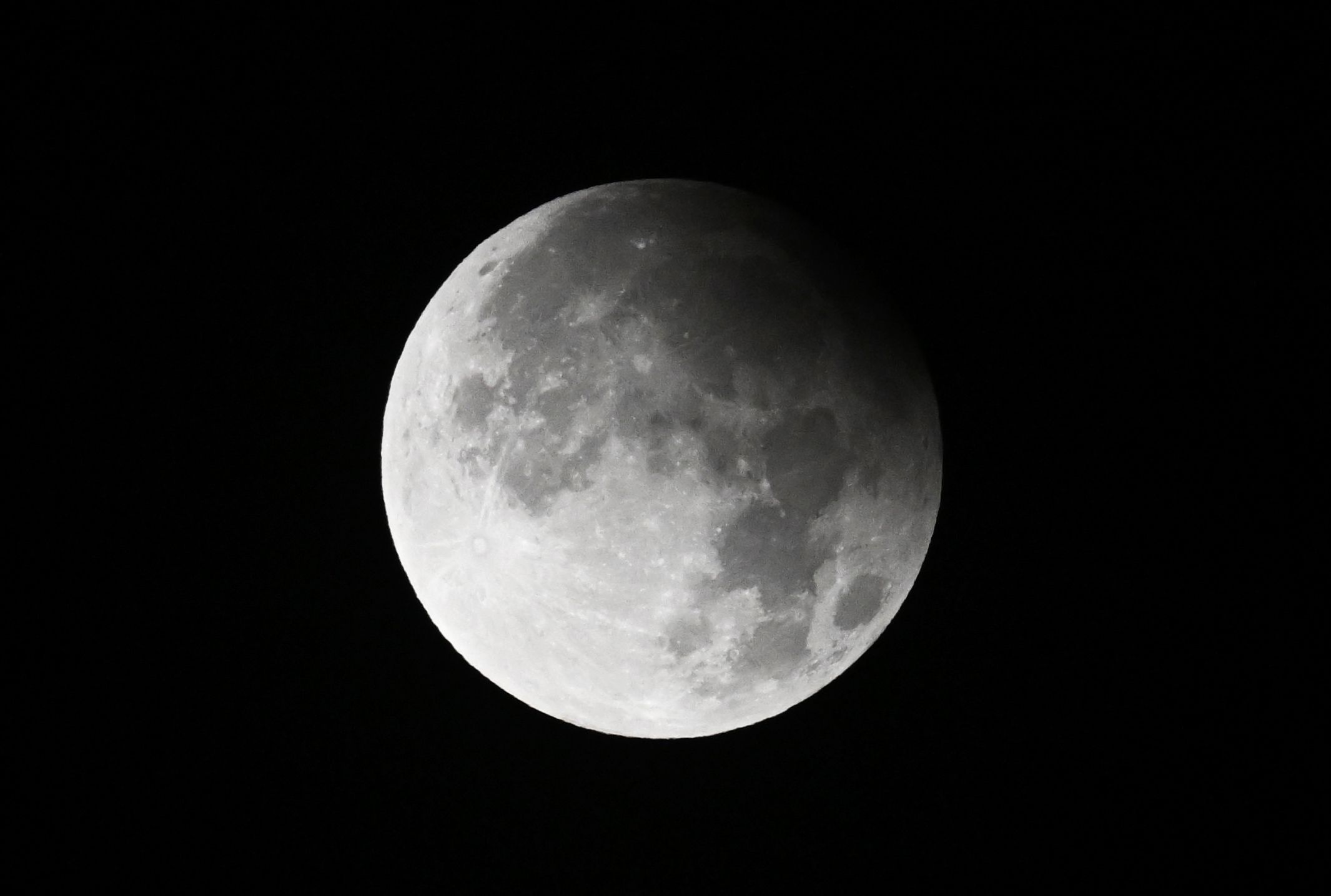 Am Freitagmorgen wird sich der Mond bei uns teilweise verfinstern. (Im Bild: Partielle Mondfinsternis vom 18. September 2024.)