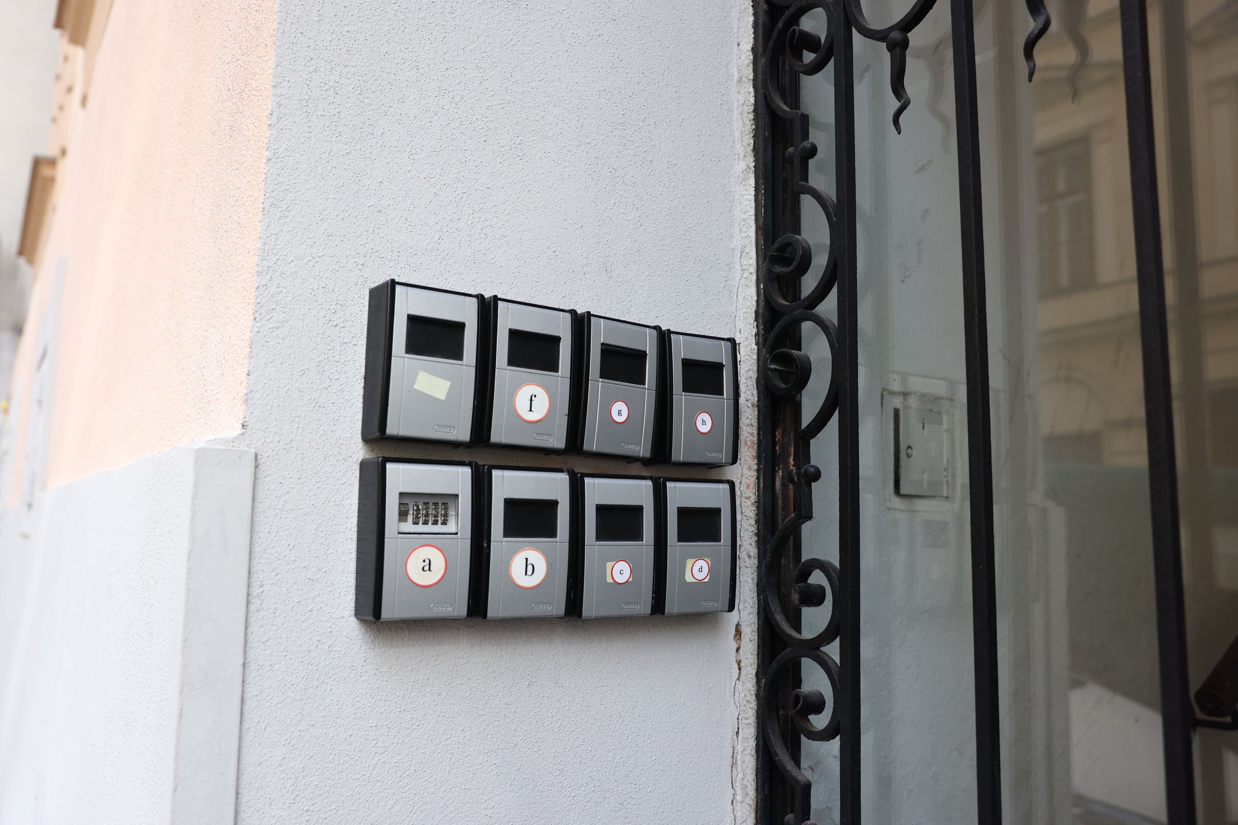 Anonyme Schlüsselboxen vor Wohnhaus in Wien – ein Hinweis auf mögliche Airbnb-Vermietungen.