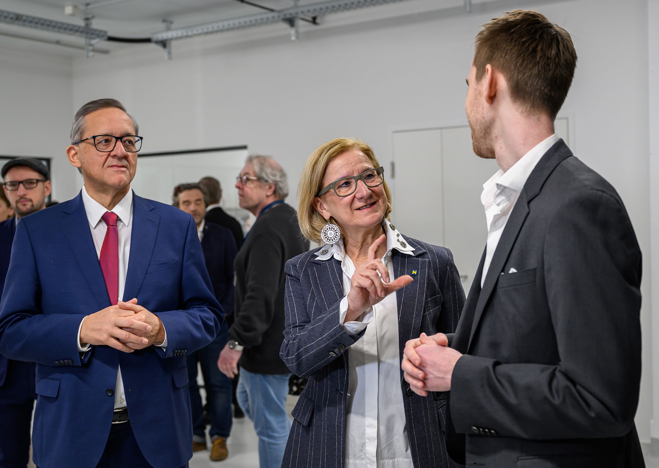 Landeshauptfrau Johanna Mikl-Leitner und Flughafen-Vorstand Gütnher Ofner im Gespräch mit Moritz Novak.