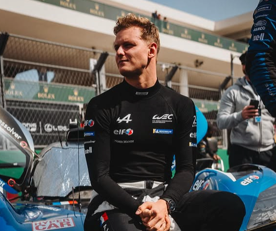 Mick Schumacher erinnert an Vater Michael.