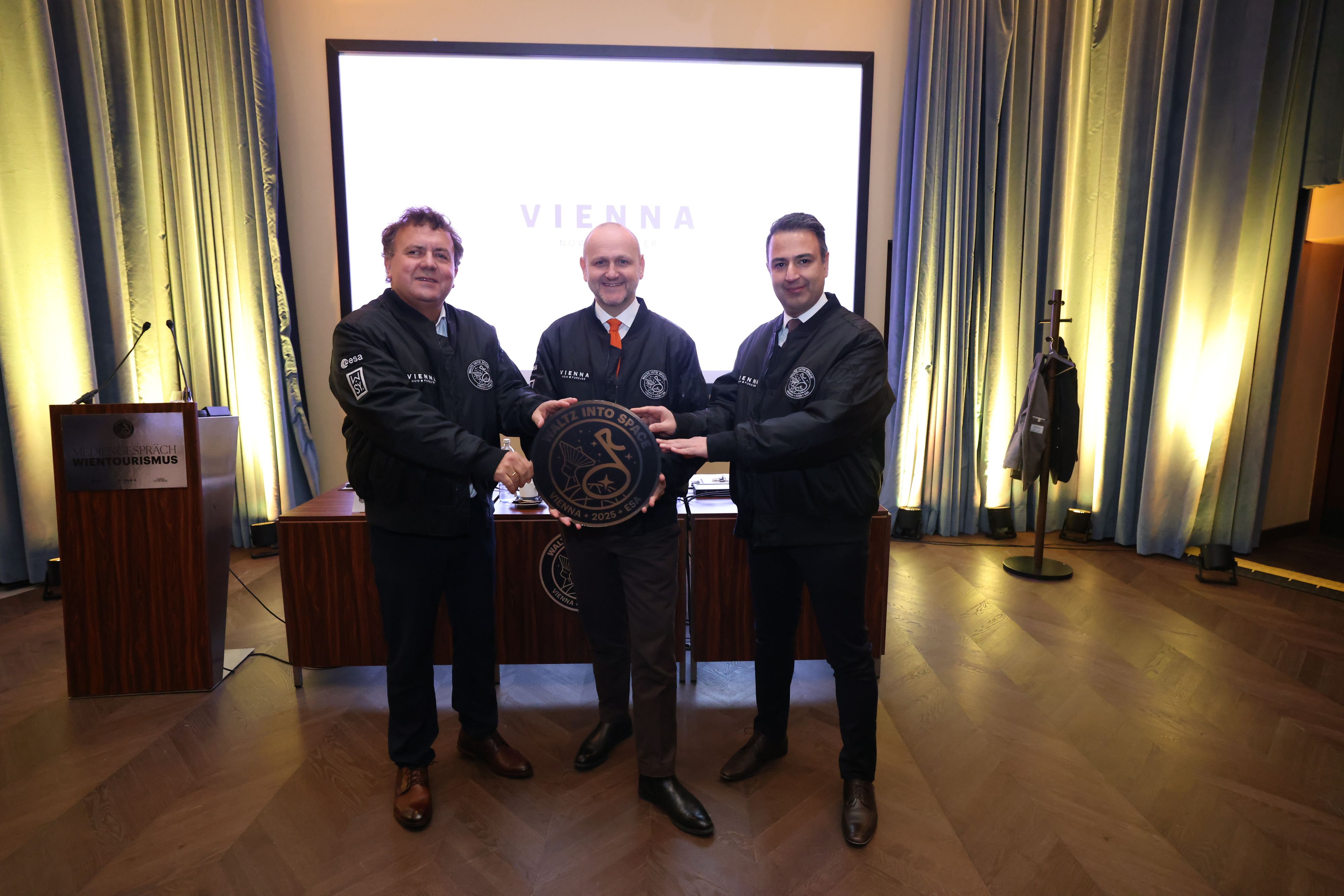 Jan Nast, Intendant der Wiener Symphoniker, Wien-Tourismus-Direktor Norbert Kettner und Mehran Sarkarati von der ESA freuen sich auf das Konzert (v.l.).