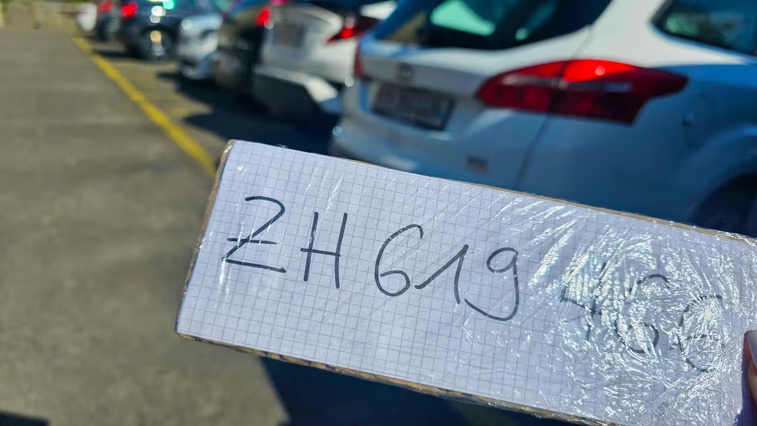 Das selbstgebastelte Ersatzschild brachte er mit Klebestreifen an der Stoßstange an.