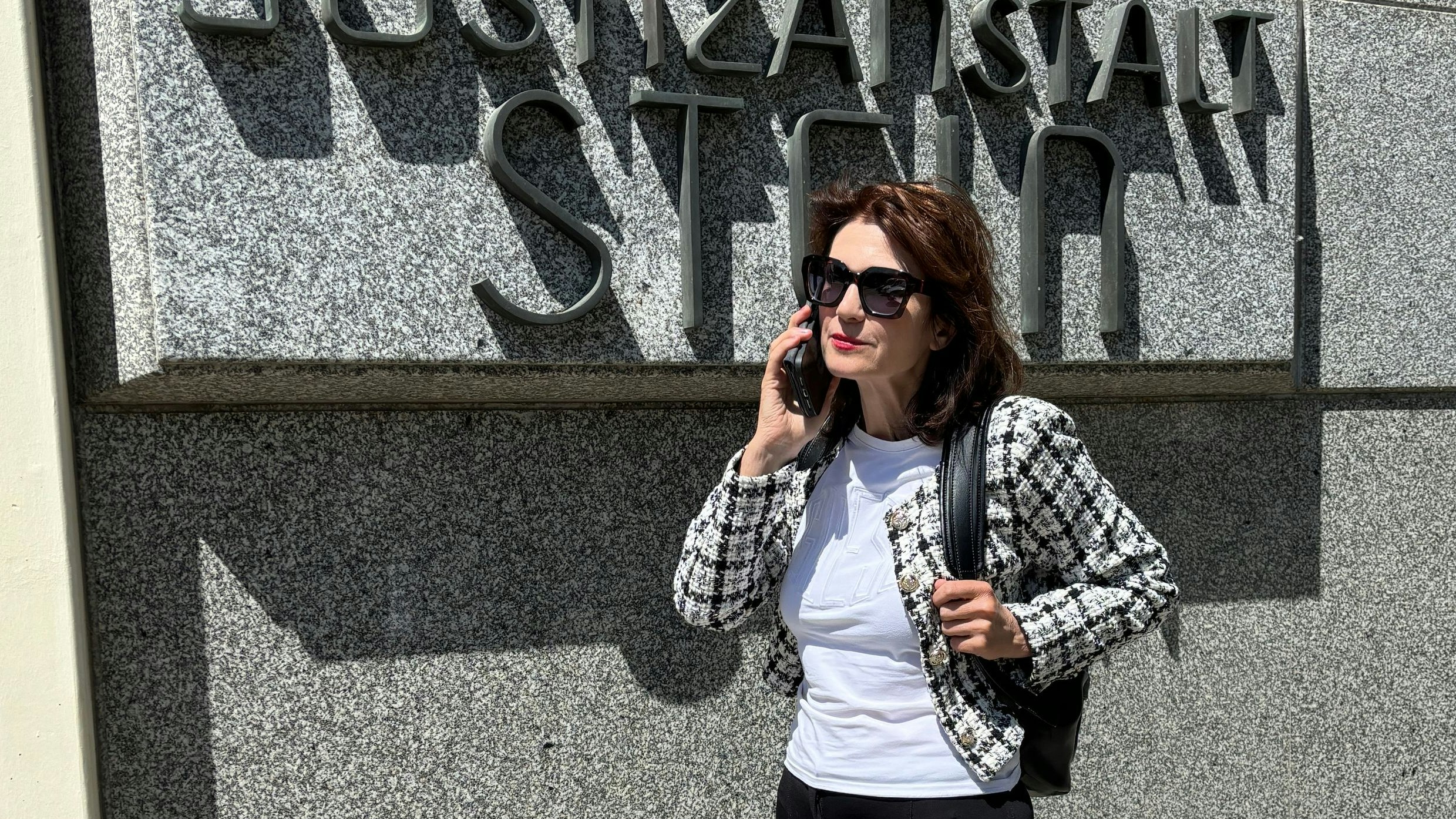 Star-Anwältin Astrid Wagner vor der Justizanstalt Stein.