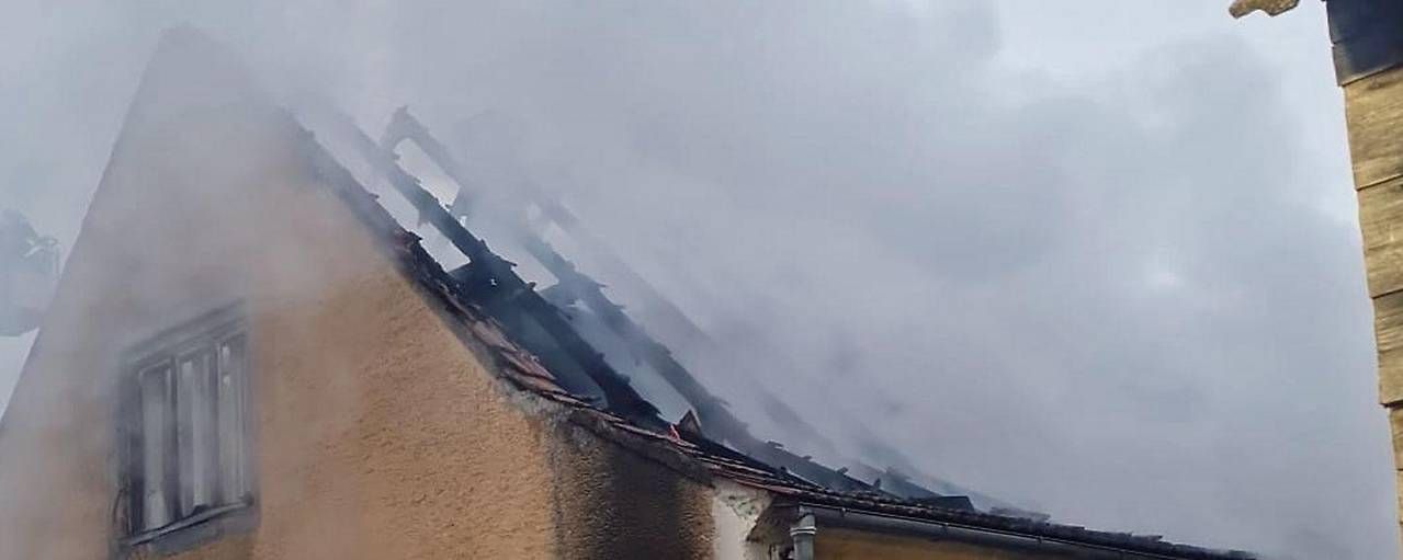 Der Dachstuhl des Hauses stand in Vollbrand.