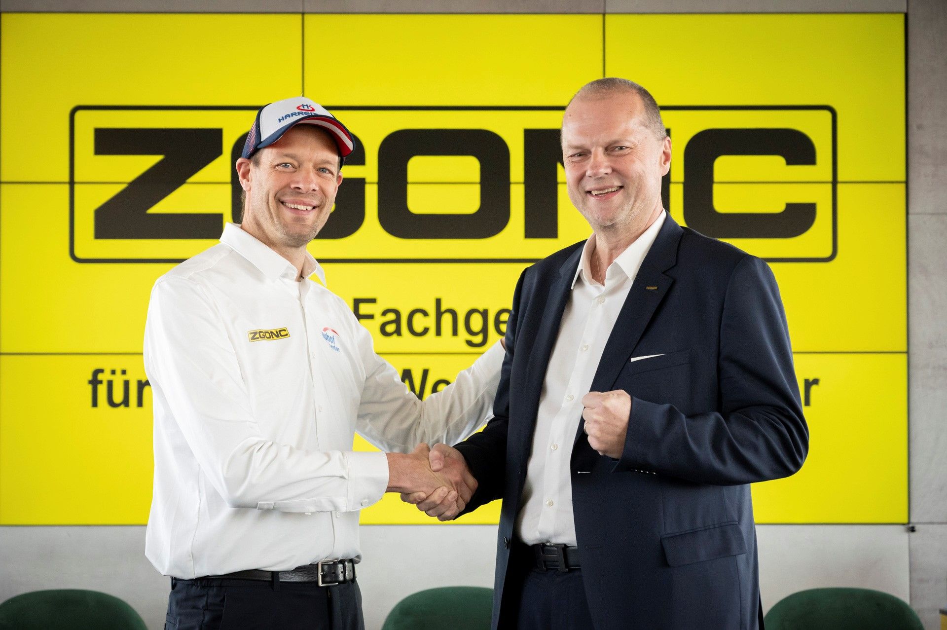 Formel-1-Experte Alexander Wurz ist das neue Werbegesicht von Zgonc. Hier zu sehen beim Handshake mit Geschäftsführer Michael Dockal.