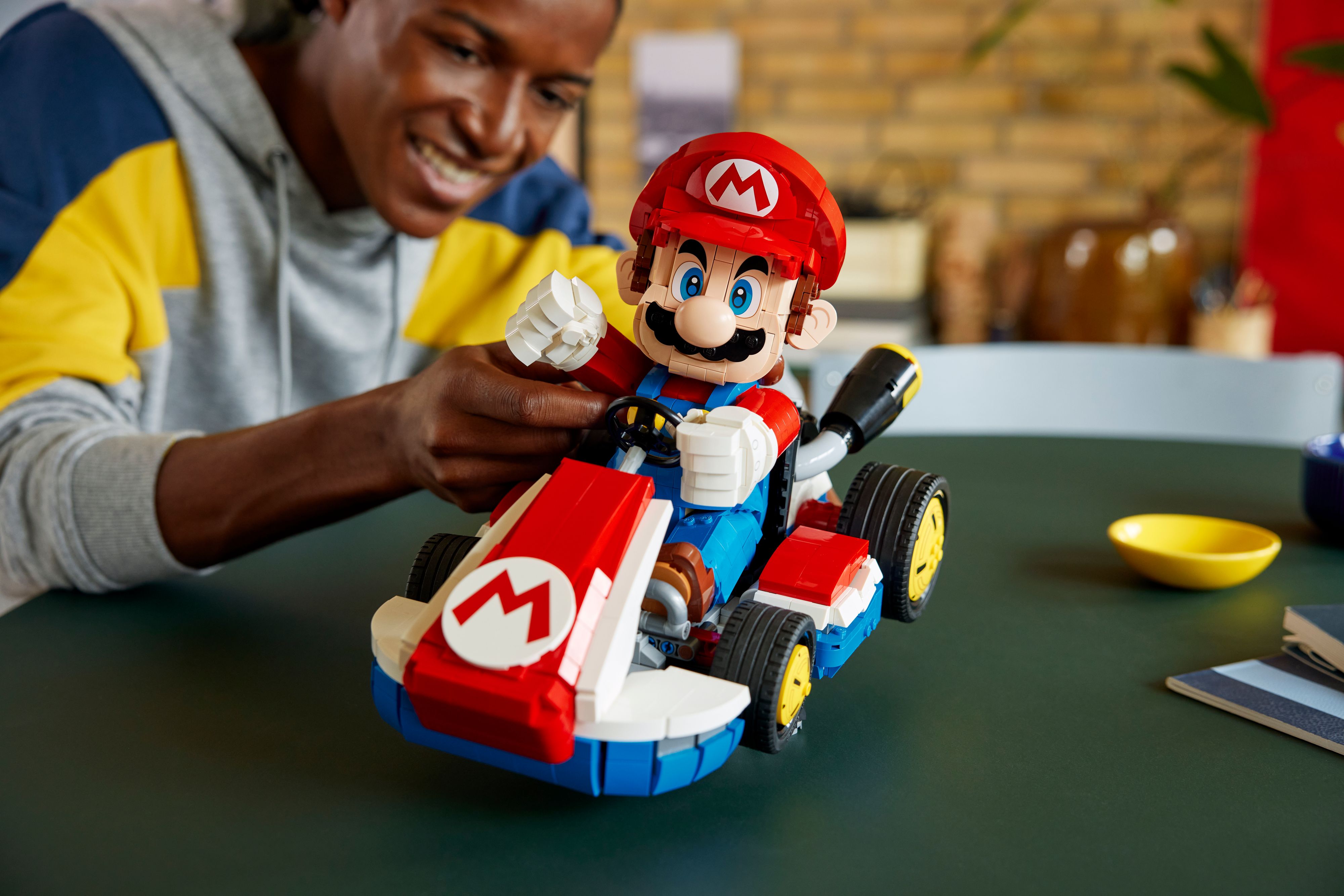 Aus exakt 1.972 Teilen wird Videospiel-Superheld Mario in seinem Standard-Kart aus der legendären Gaming-Reihe zum Baustein-Leben erweckt.