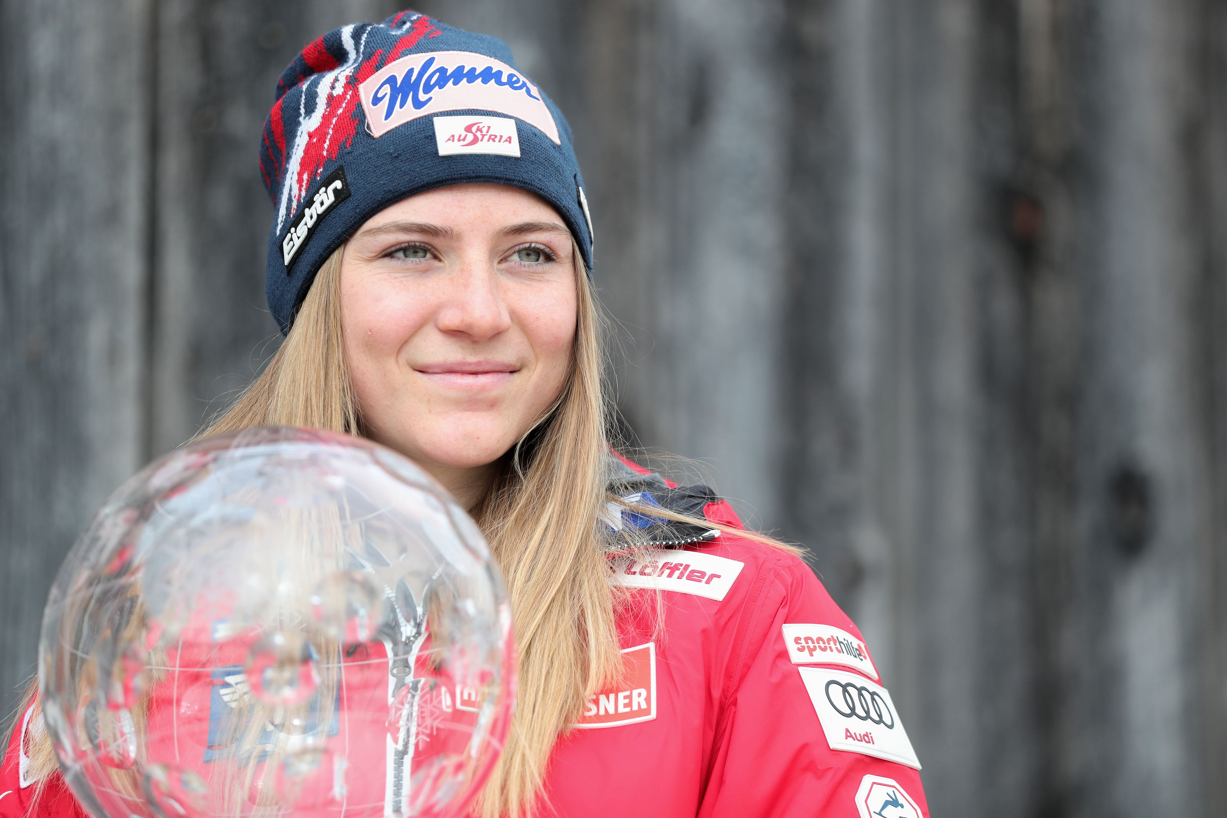 Kramer mit der Kristallkugel als Gesamtweltcup-Siegerin.