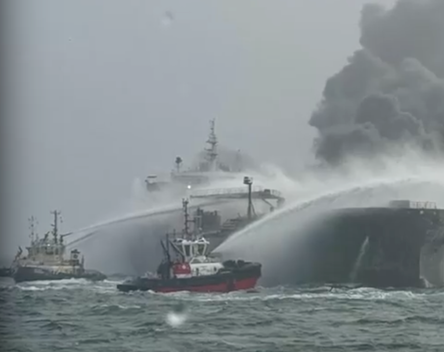 Die Löscharbeiten an den Schiffen laufen weiter.