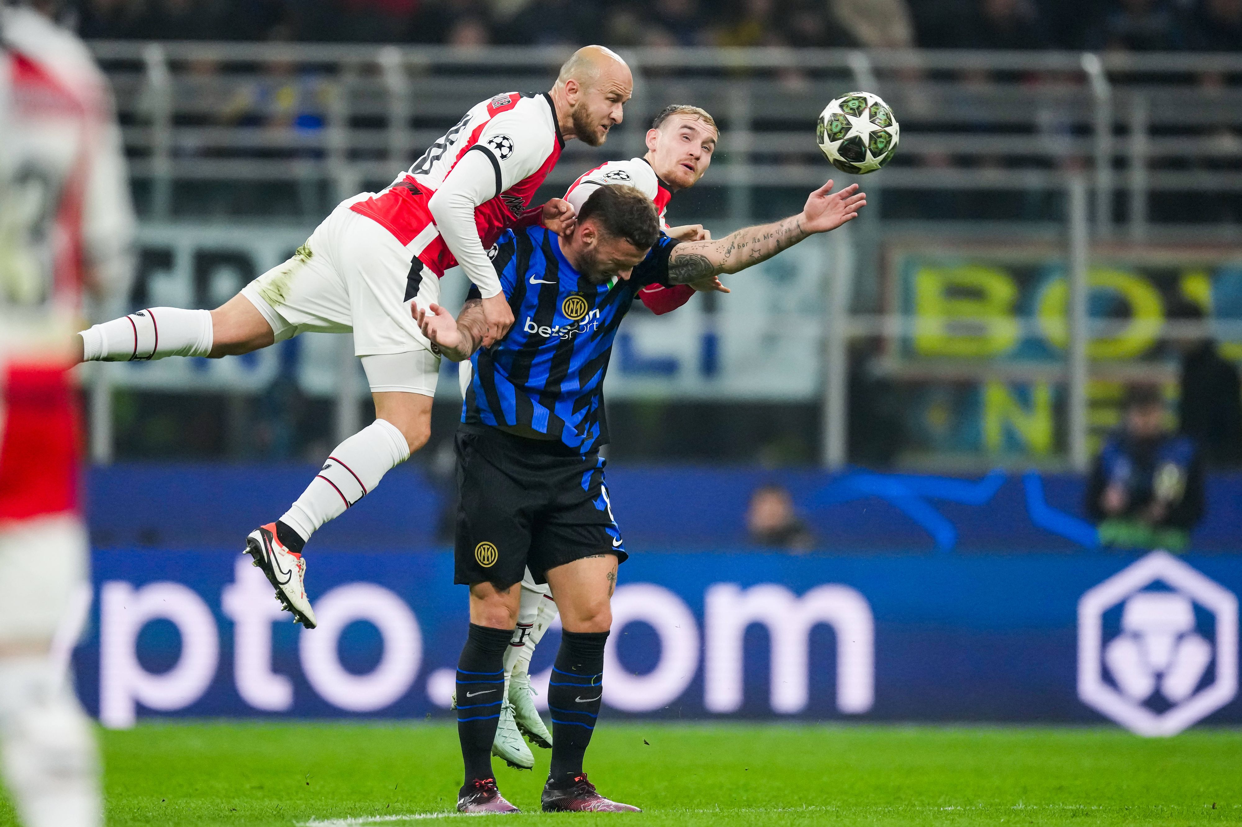 Gernot Trauner gegen Marko Arnautovic im Kopfballduell.