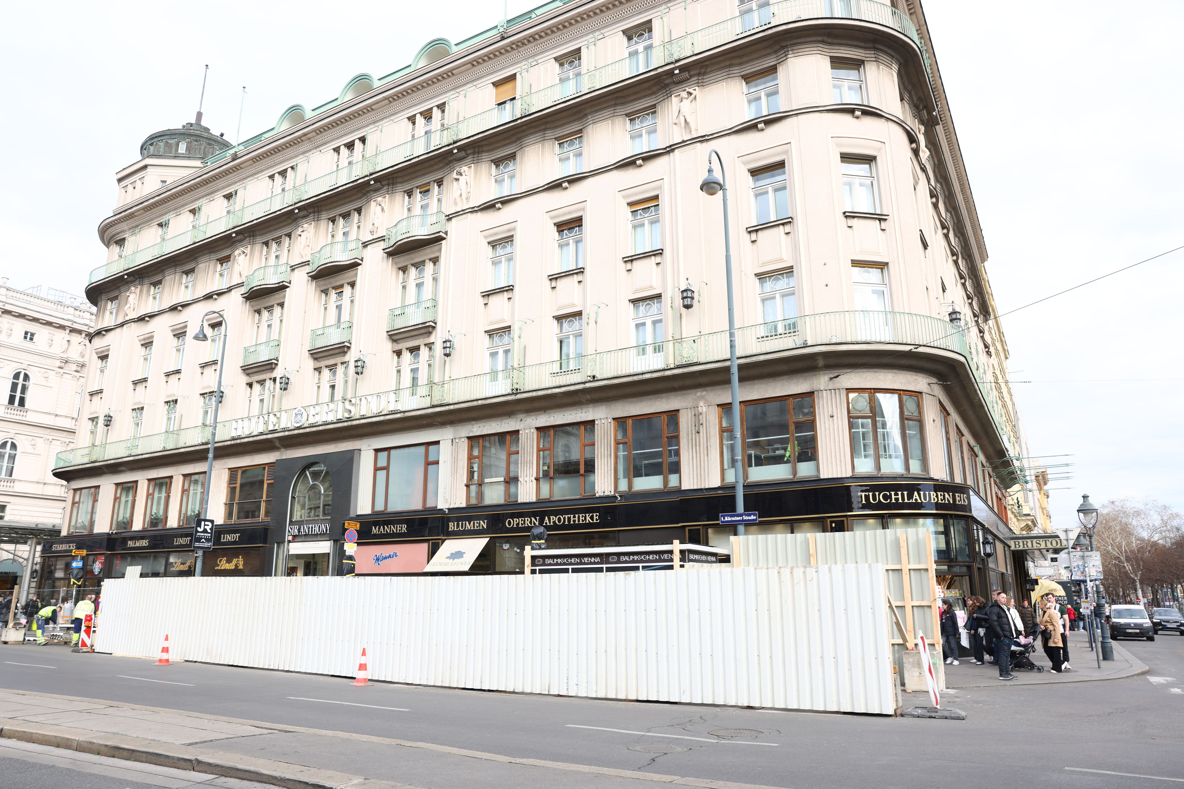 Wellblech-Verschlag in der Kärntner Straße.