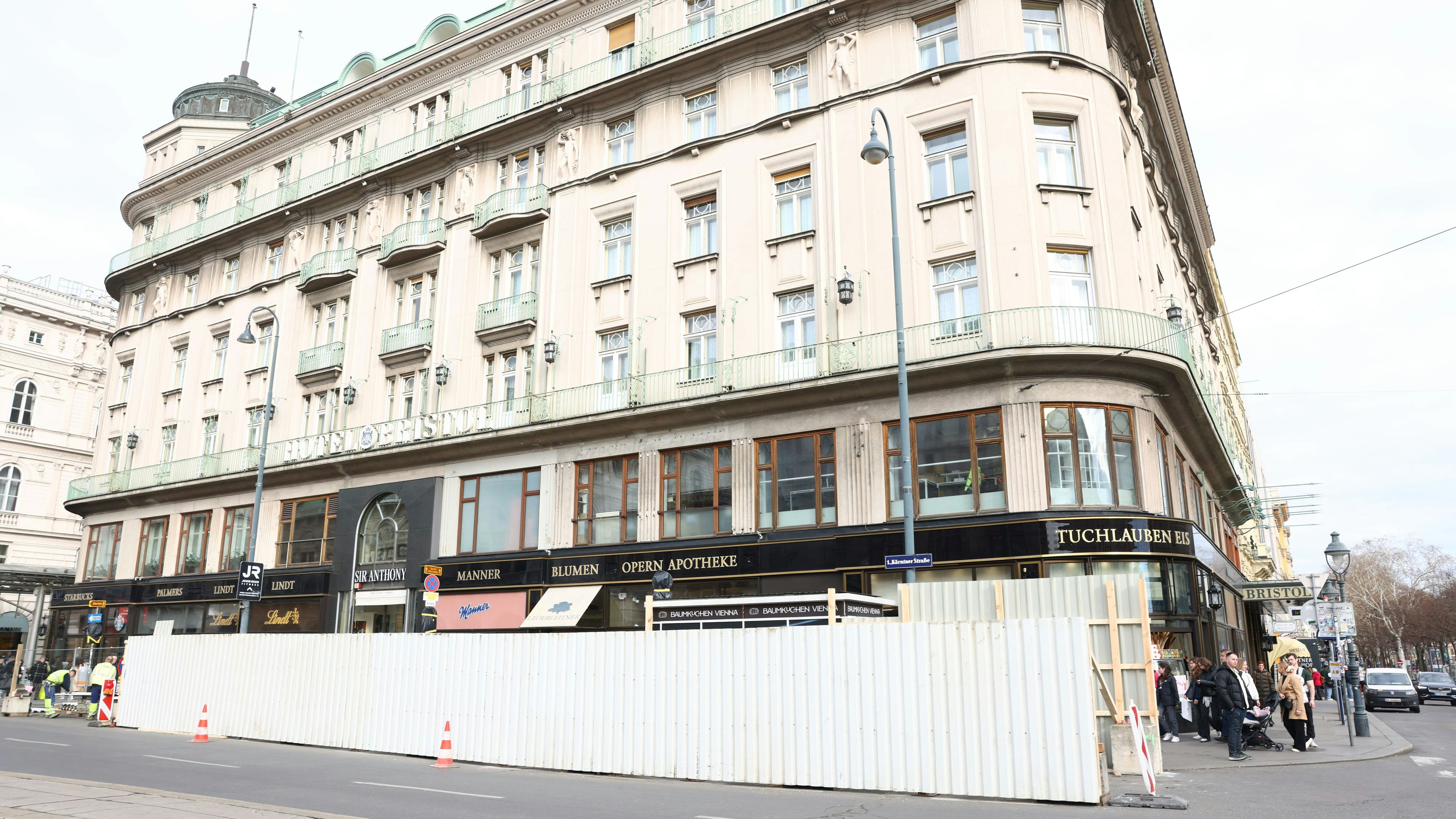 Wellblech-Verschlag in der Kärntner Straße