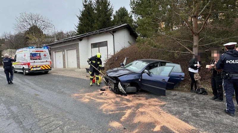 Am Montag kam es aus bisher noch ungeklärten Gründen zu einem Unfall zwischen Pyhra und Fahrafeld, bei dem eine Lenkerin mit ihrem Pkw von der Fahrbahn abkam und gegen eine Steinmauer prallte.