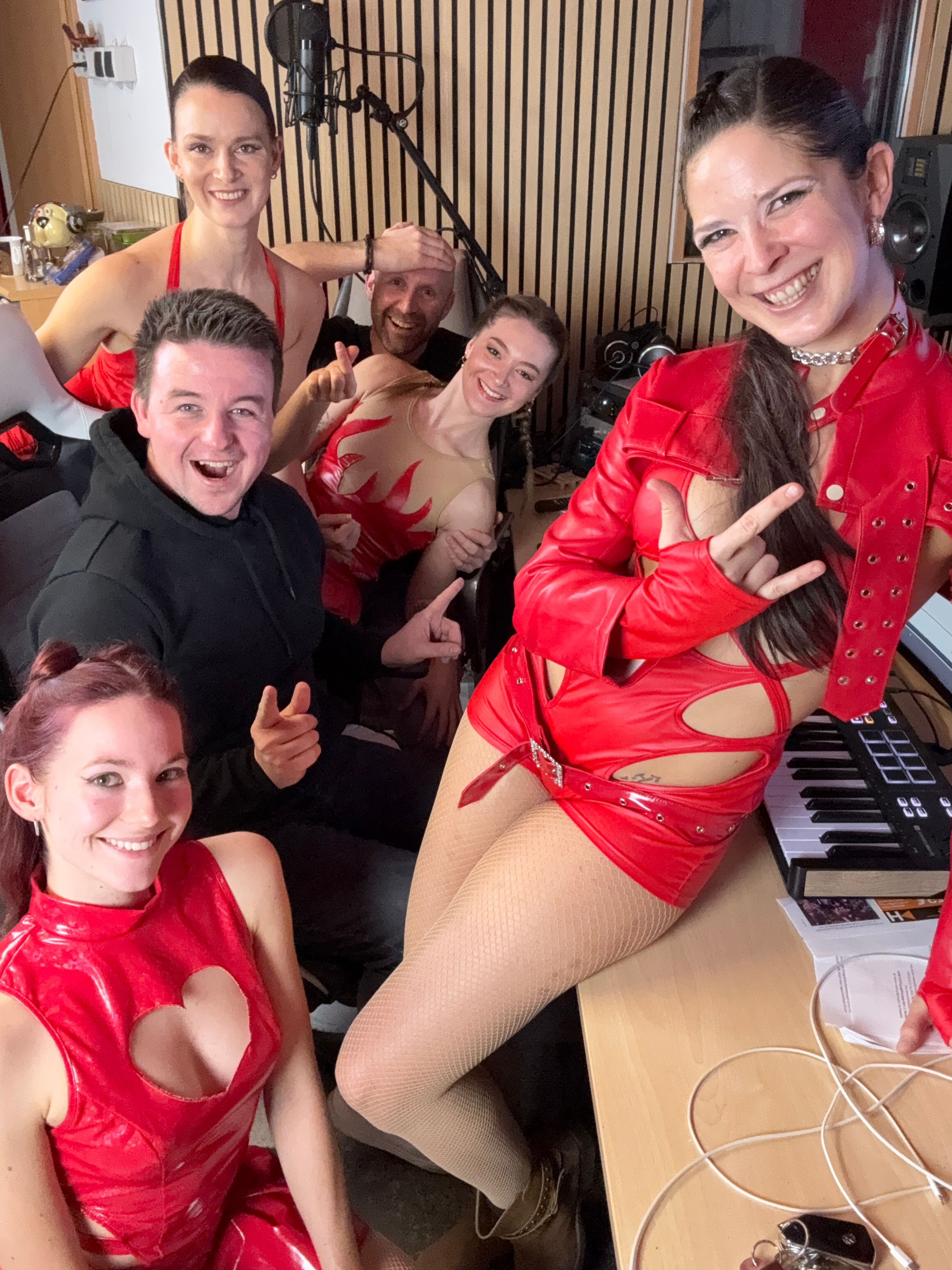 Schlager-Girlsband <strong>GirlsClub</strong> mit Produzenten-Team <strong>Dominik Hemmer</strong> und <strong>Michael Macher.</strong>