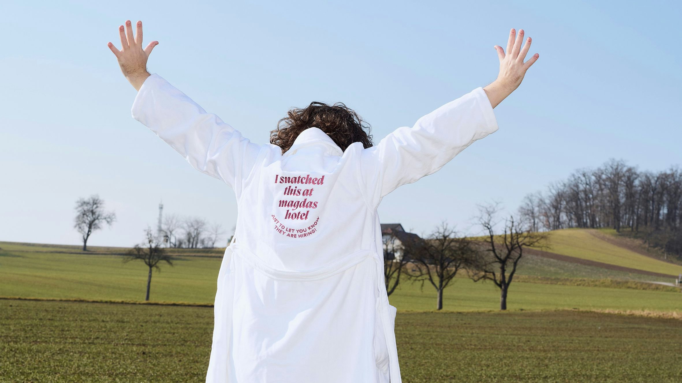 Die besonderen Bademäntel sollen von den Gästen mitgenommen werden.