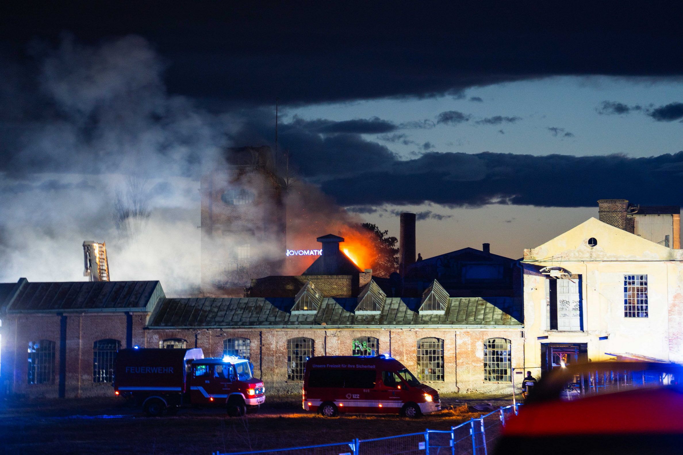 Der Dachstuhl einer alten Bleiwarenfabrik in Gumpoldskirchen war in Brand geraten.