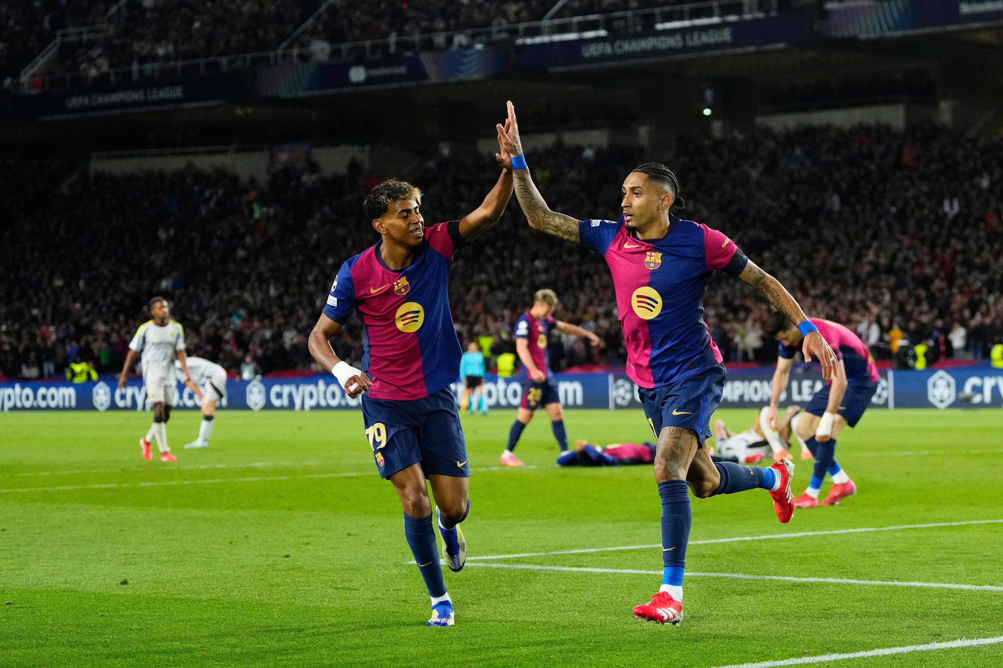 Barcas Yamal und Raphinha jubeln gegen Benfica.