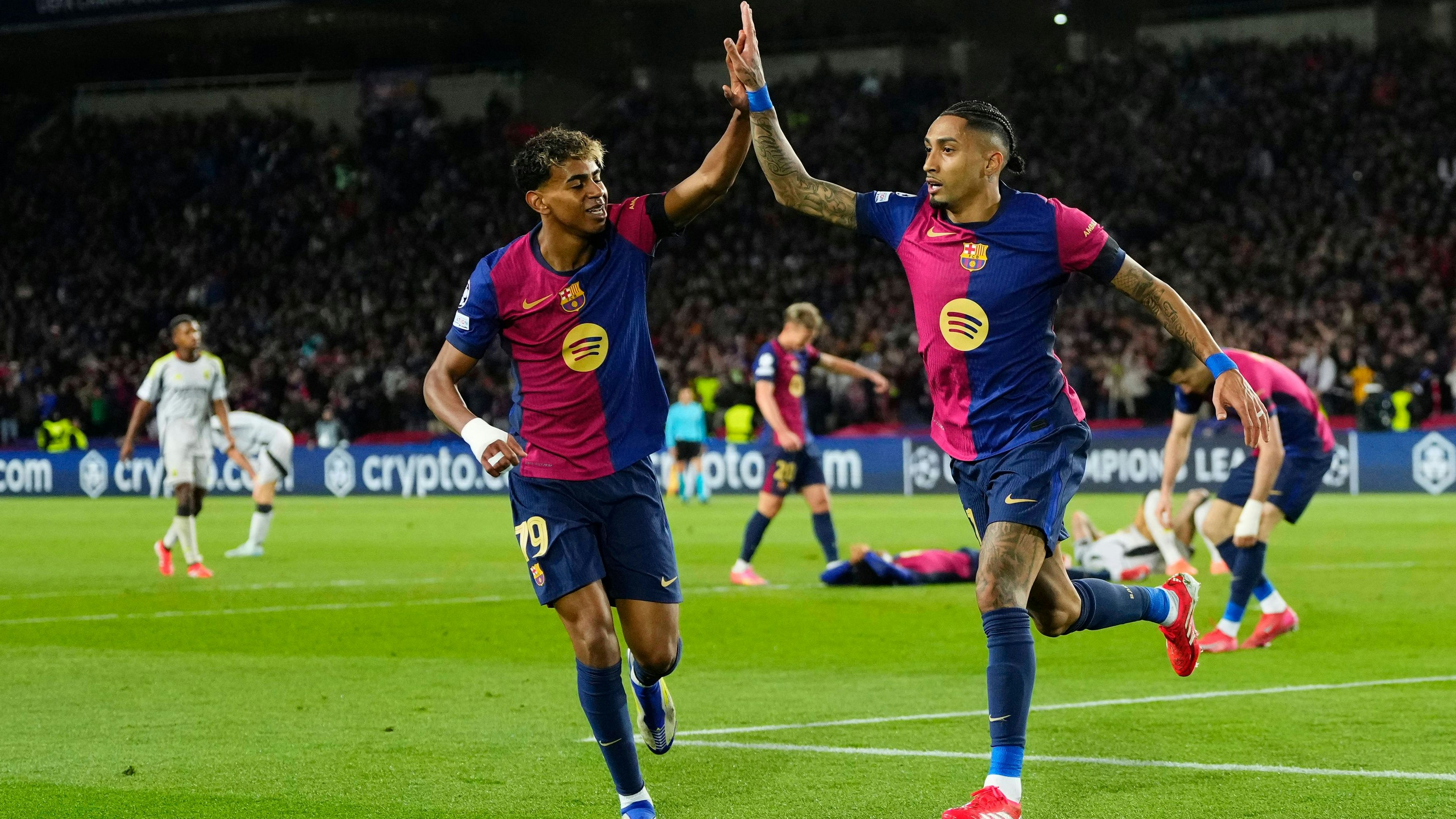 Barcas Yamal und Raphinha jubeln gegen Benfica.