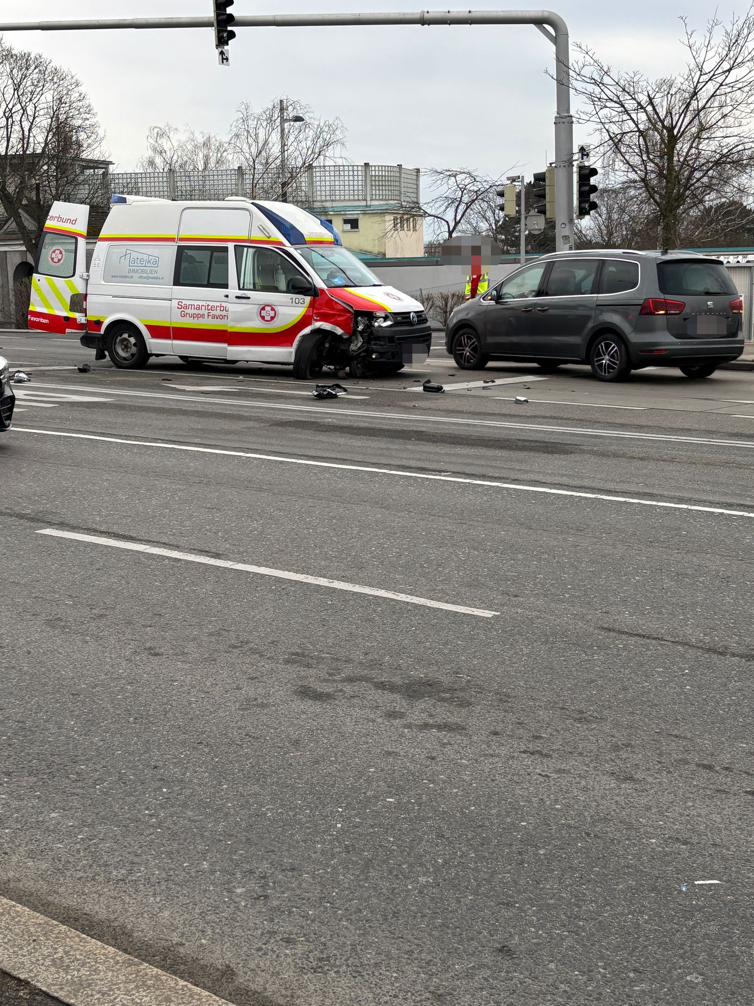 Crash in Favoriten – Sanitäter auf dem Weg zu Einsatz abgeschossen.
