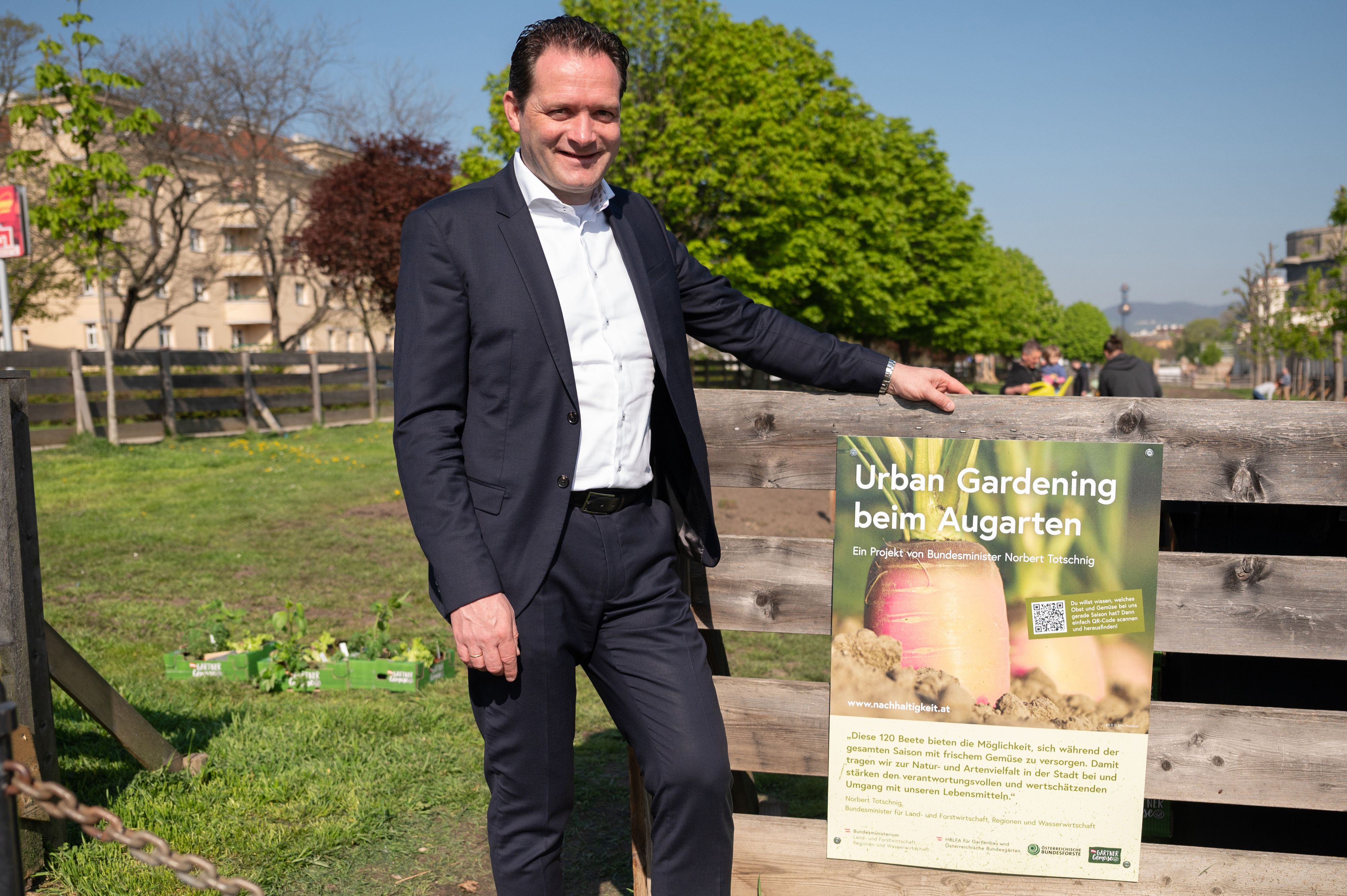 Bundesminister Norbert Totschnig beim Besuch der Beete beim Wiener Augarten 