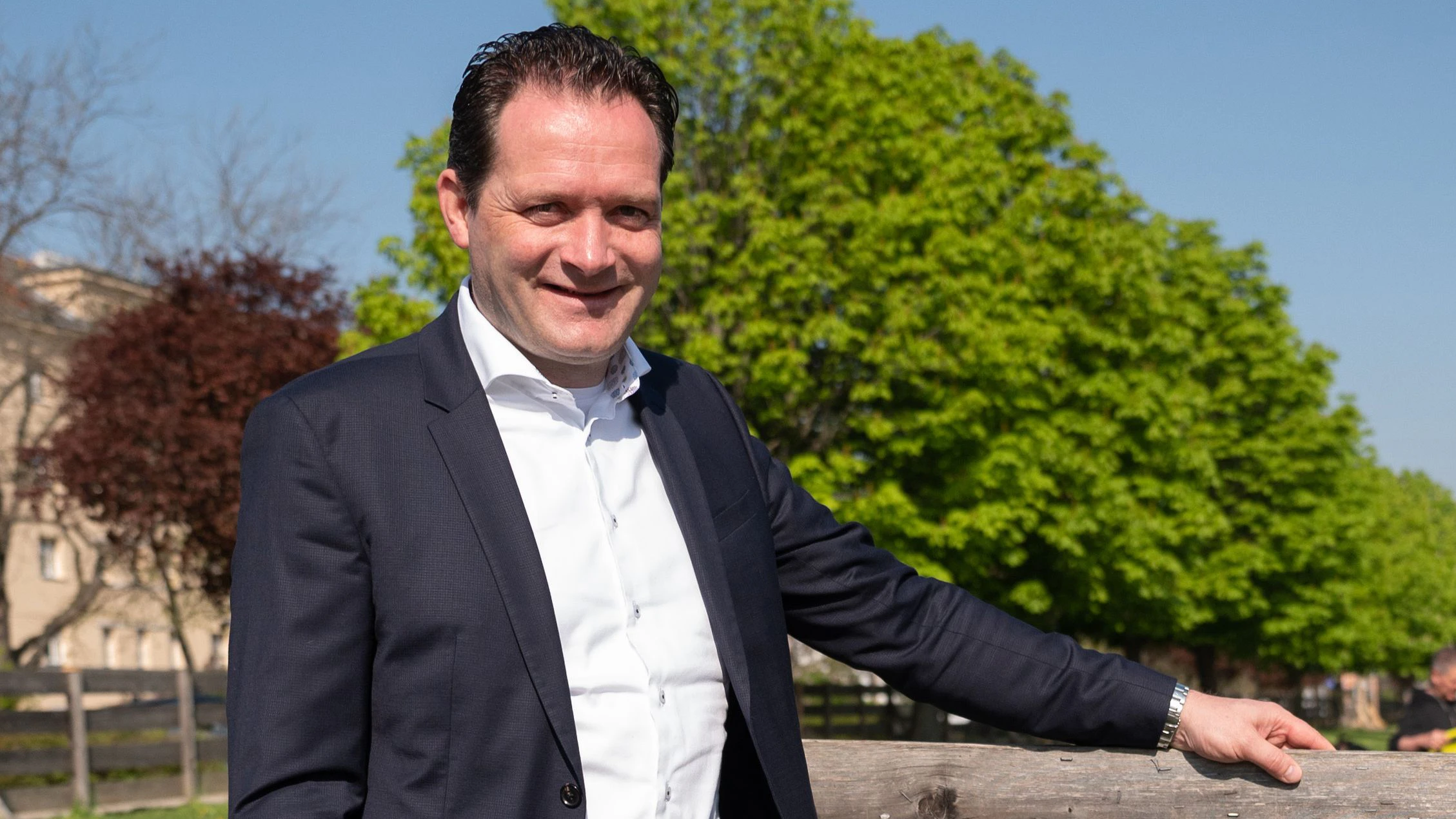 Bundesminister Norbert Totschnig beim Besuch der Beete beim Wiener Augarten 