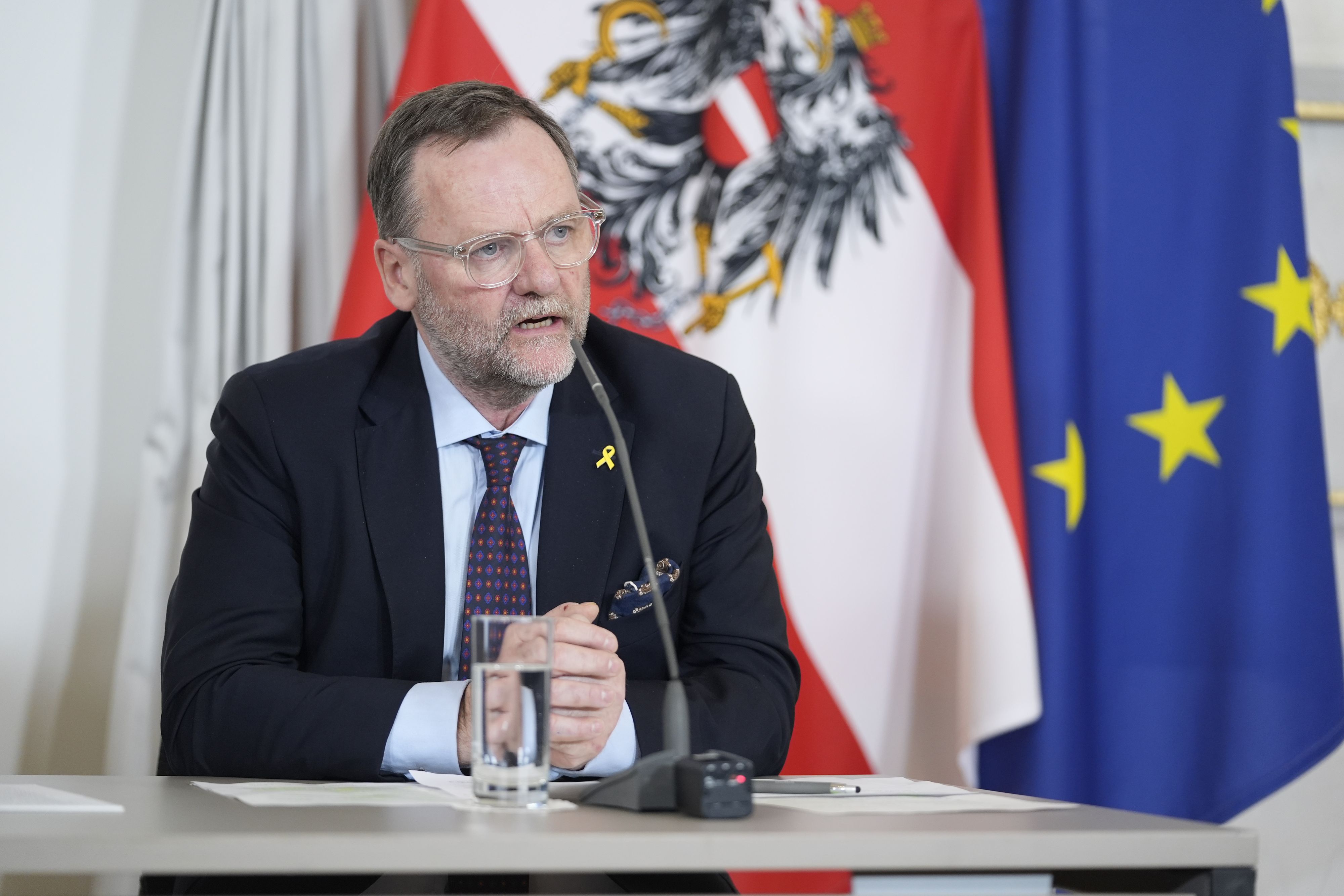 Bei ihm laufen eigentlich die Entbürokratisierungsfäden zusammen: NEOS-Staatssekretär Sepp Schellhorn. Doch seine Stelle soll erst im September 