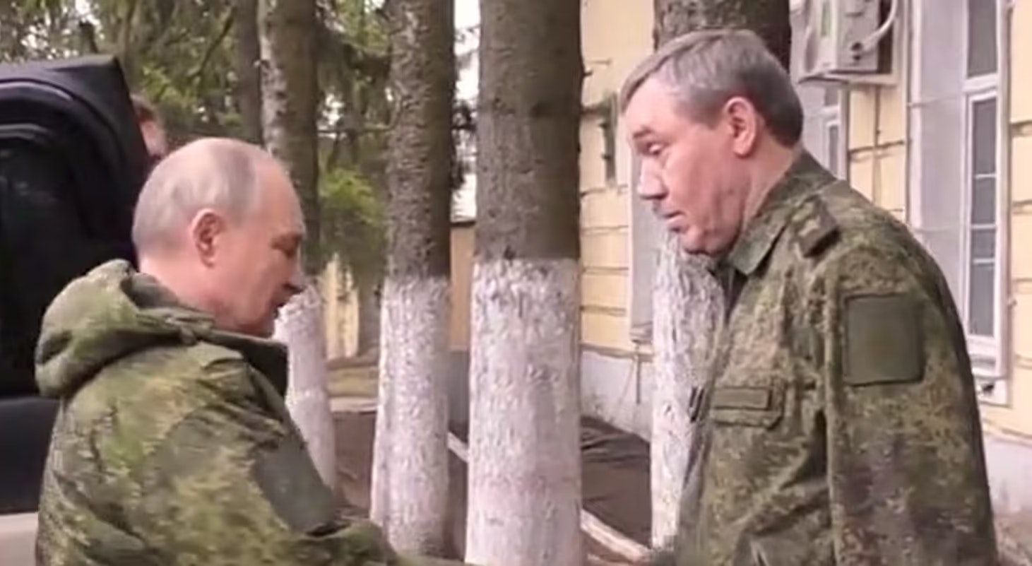 Putin trifft seinen General Valery Gerasimov in Kursk.
