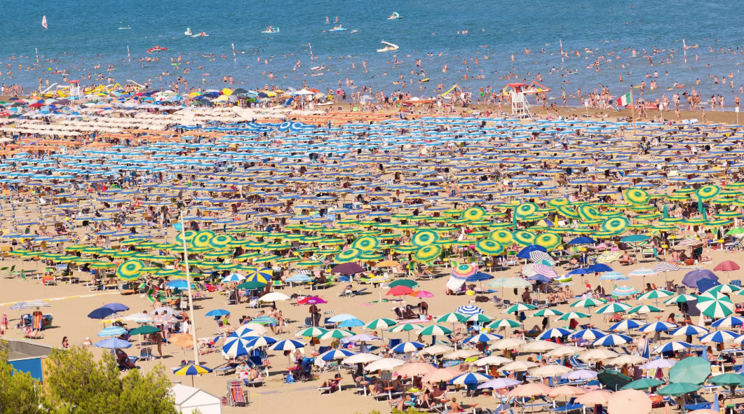 Der italienische Badeort Lignano Sabbiadoro wird jedes Jahr von Touristen an Pfingsten überrannt. Nun treten strenge Regeln in Kraft.