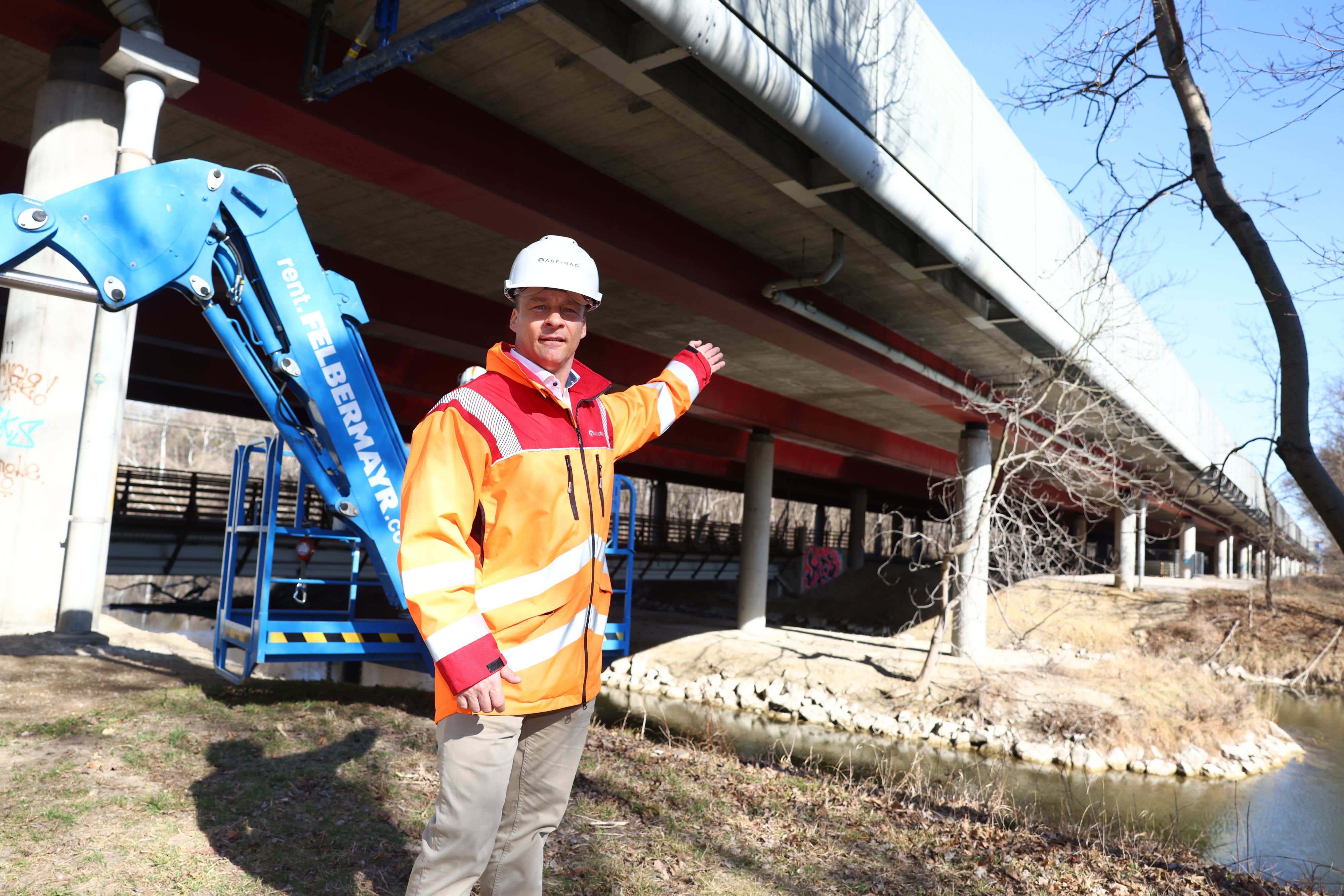 Projektleiter Heinz Springer sorgt für einen reibungslosen Ablauf der Baustelle.