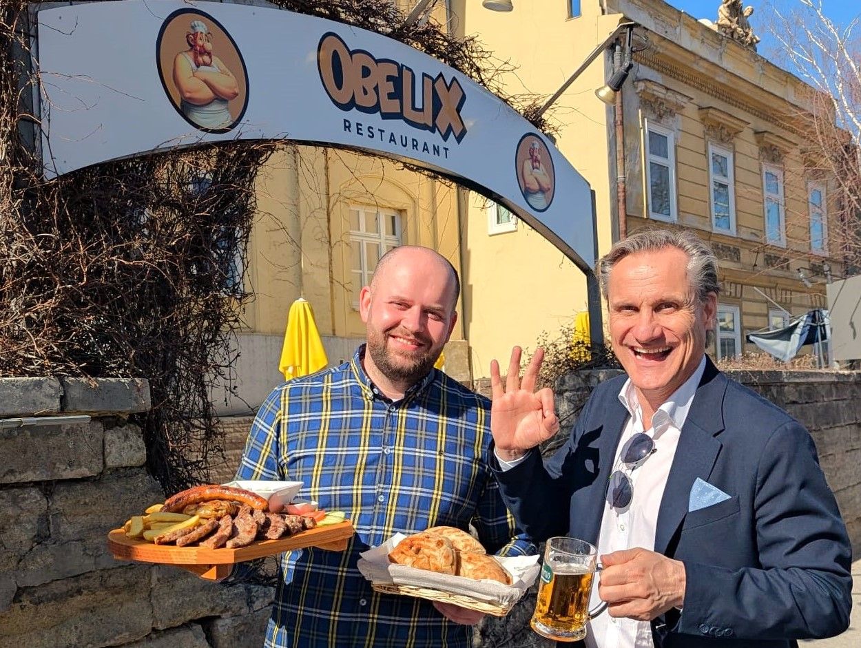 Ivan Danilovic und Wirtschaftsstadtrat Zaunbauer vor dem neu eröffneten Restaurant Obelix in Mödling.