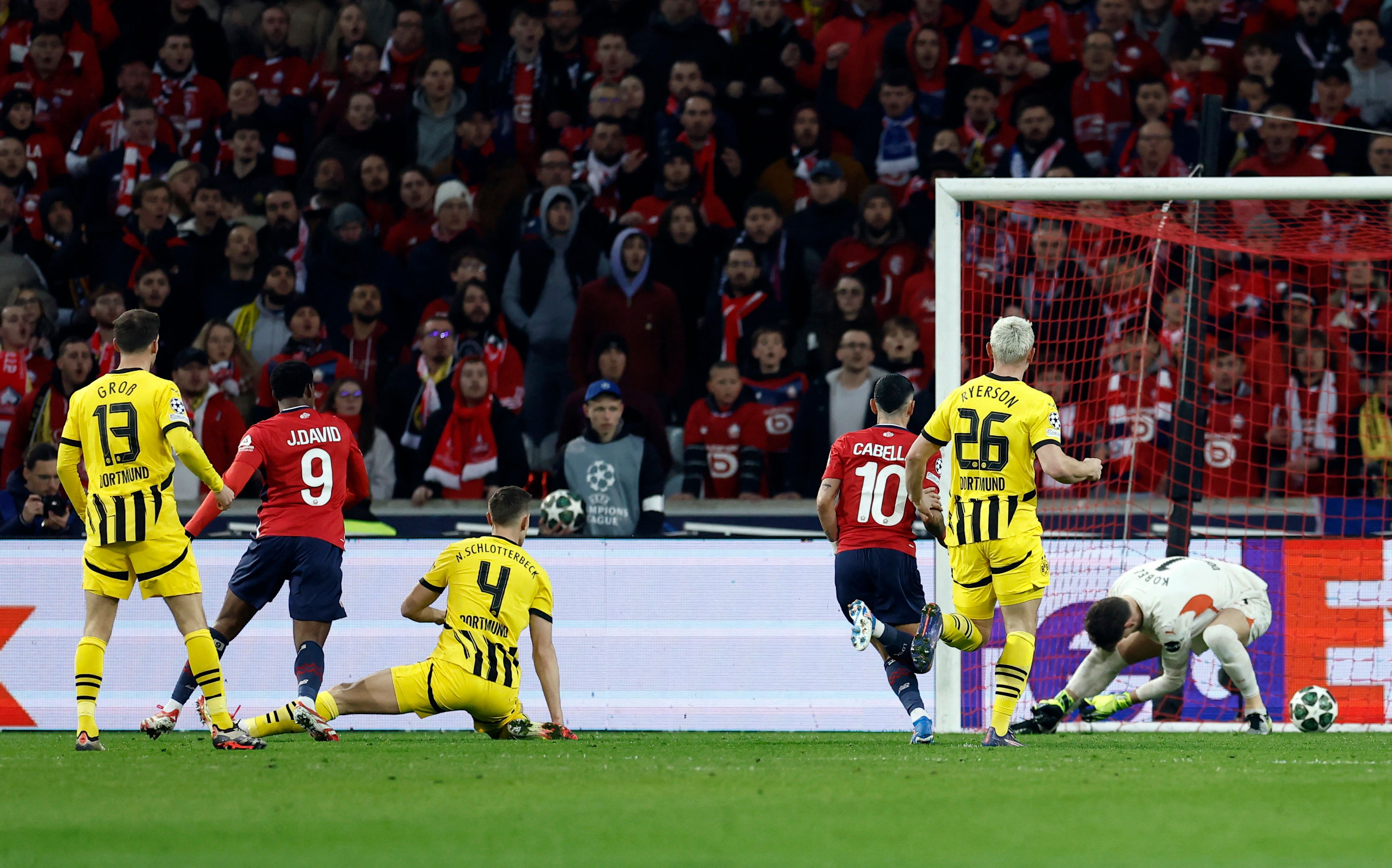 Jonathan David trifft durch die Beine von Nico Schlotterbeck und Goalie Gregor Kobel hindurch zum 1:0.