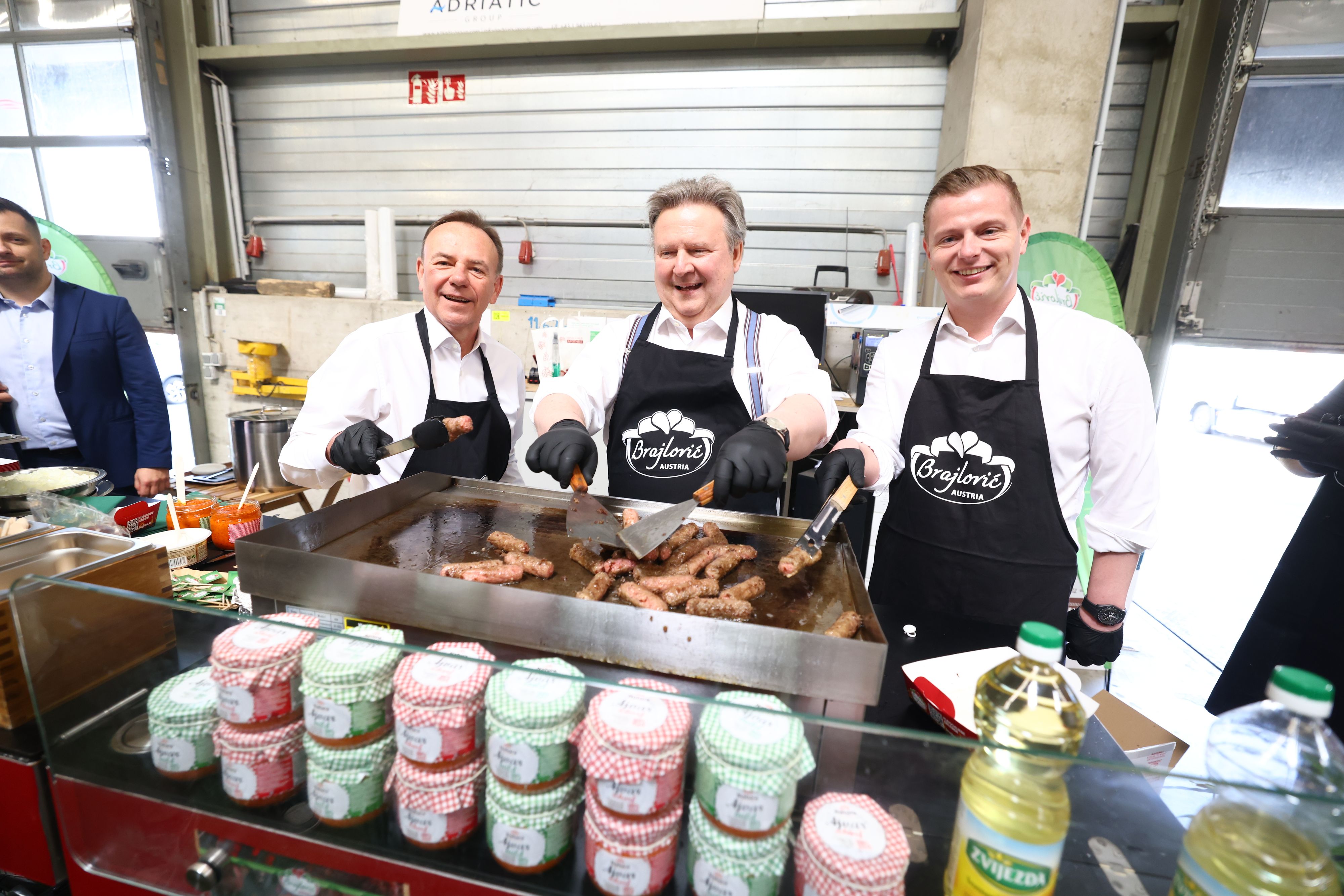 Der Bürgermeister versucht sich als Grillmeister. Gemeinsam mit dem Liesinger Bezirksvorsteher Gerald Bischof (links) und dem Bezirksgeschäftsführer der SPÖ Innere Stadt Denis Šakić (rechts) wurden Ćevapčići gegrillt.
