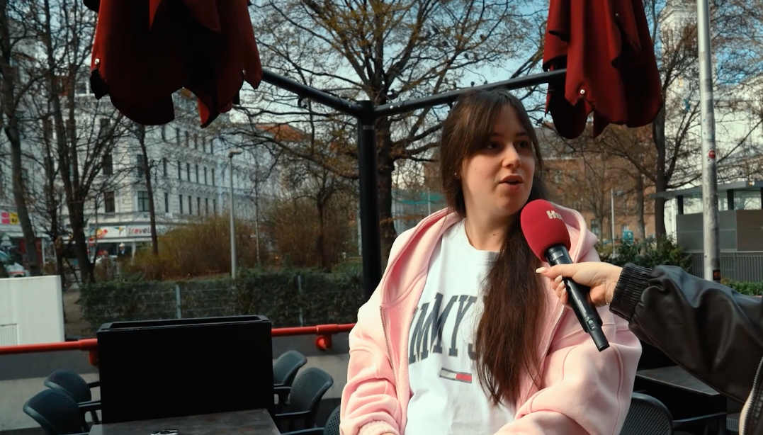 Mutter Leila hat abends Angst um ihre Tochter