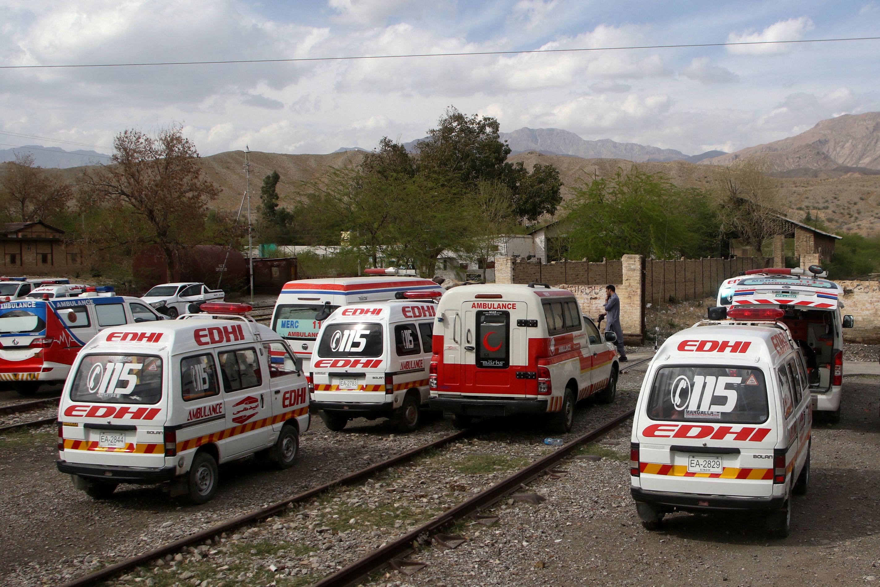 Rettungskräfte versorgten befreite und verletzte Geiseln.