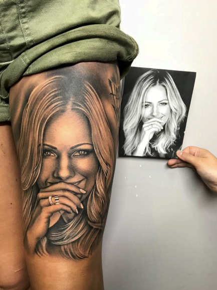 Dieses Tattoo hat sich das Erotikmodel stechen lassen.