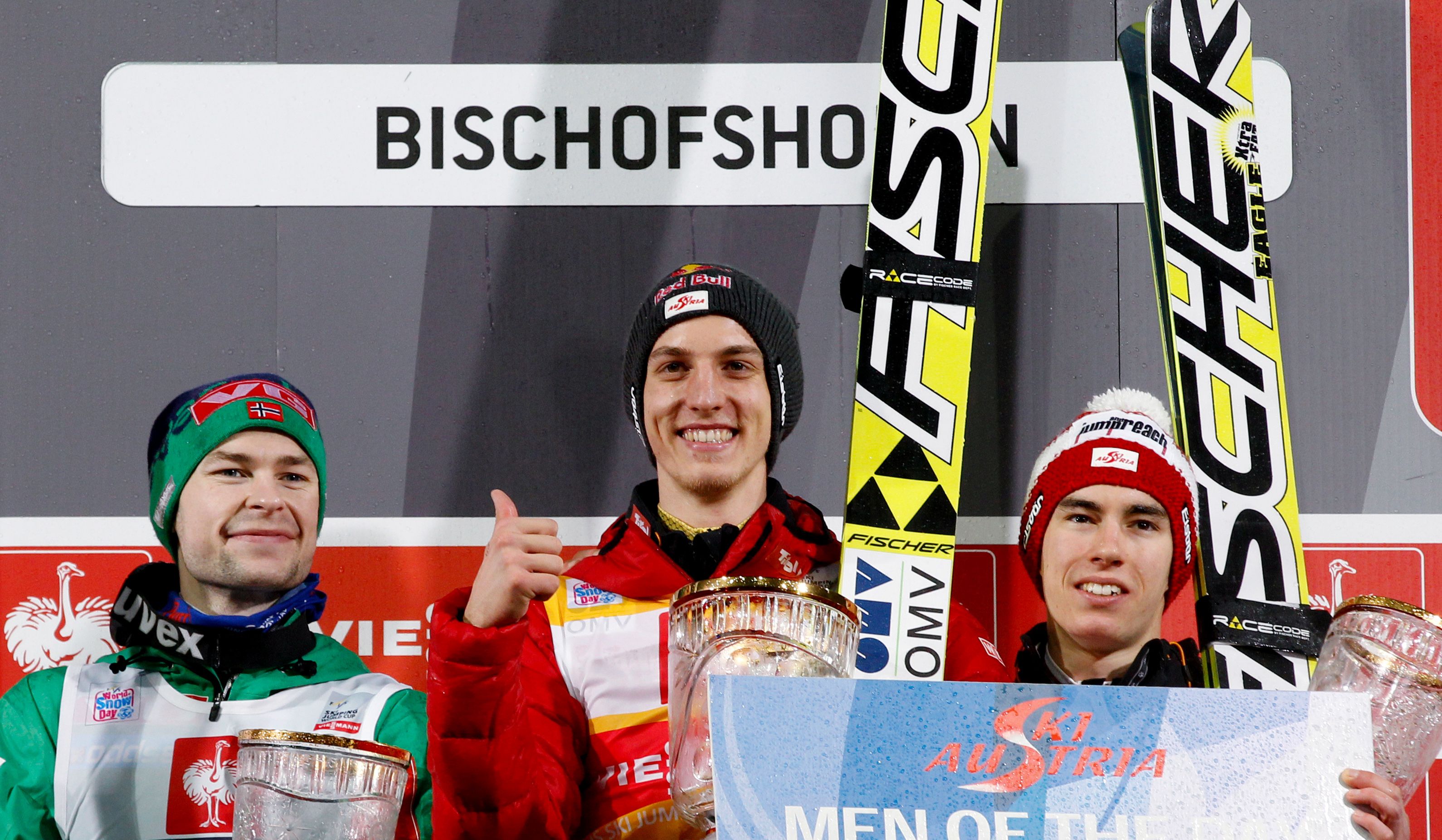 Anders Jacobsen auf dem Siegertreppchen neben den ÖSV-Ikonen Gregor Schlierenzauer und Stefan Kraft.