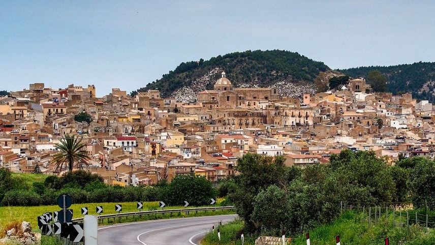 Antike Gebäude und das Schloss Siculiana aus dem 14. Jahrhundert n. Chr. - das ist Siculiana.