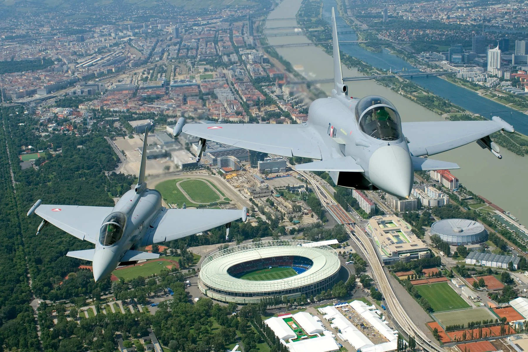 Eine Eurofighter-Rotte über Wien: Im Fall einer Drohnenattacke würden die Kampfjets alarmiert werden