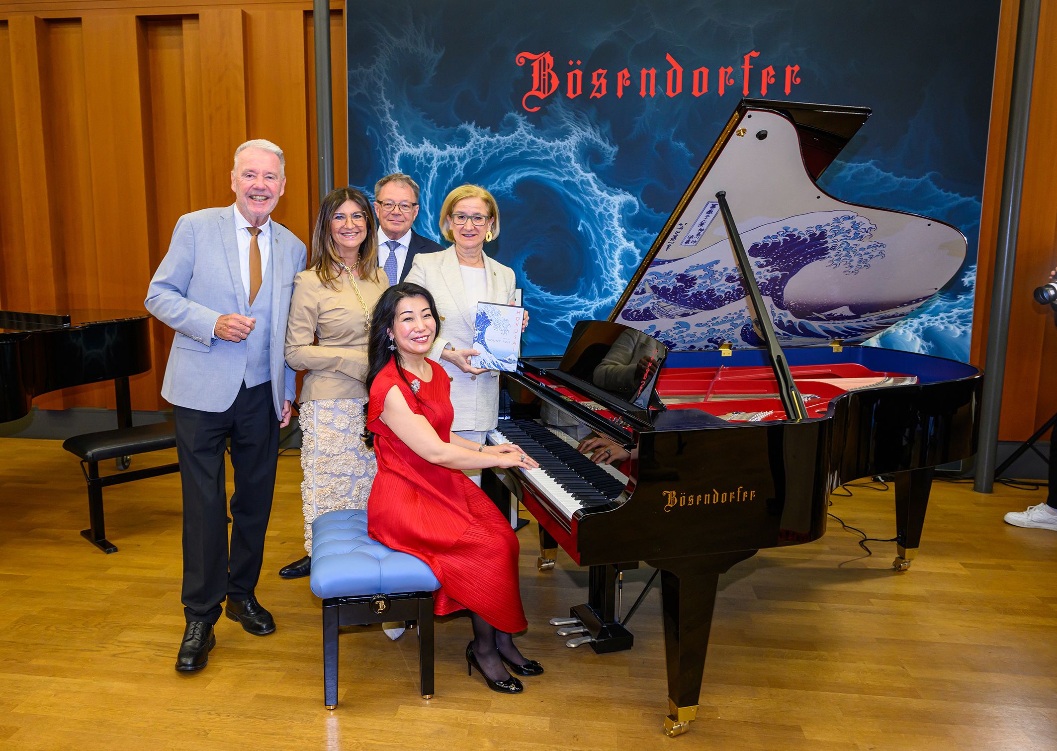 Einen Monat vor dem Start der EXPO 2025 in Osaka, präsentierte Bösendorfer den Designflügel, der nach Japan geschickt wird. Bei der Präsentation war auch Landeshauptfrau Joahanna Mikl-Leitner (ÖVP) vor Ort.