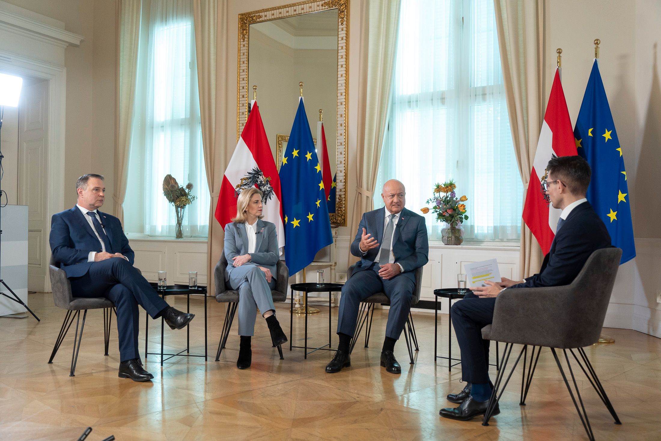 Die Dreier-Koalition legt eine Arbeitsklausur im Bundeskanzleramt ein.