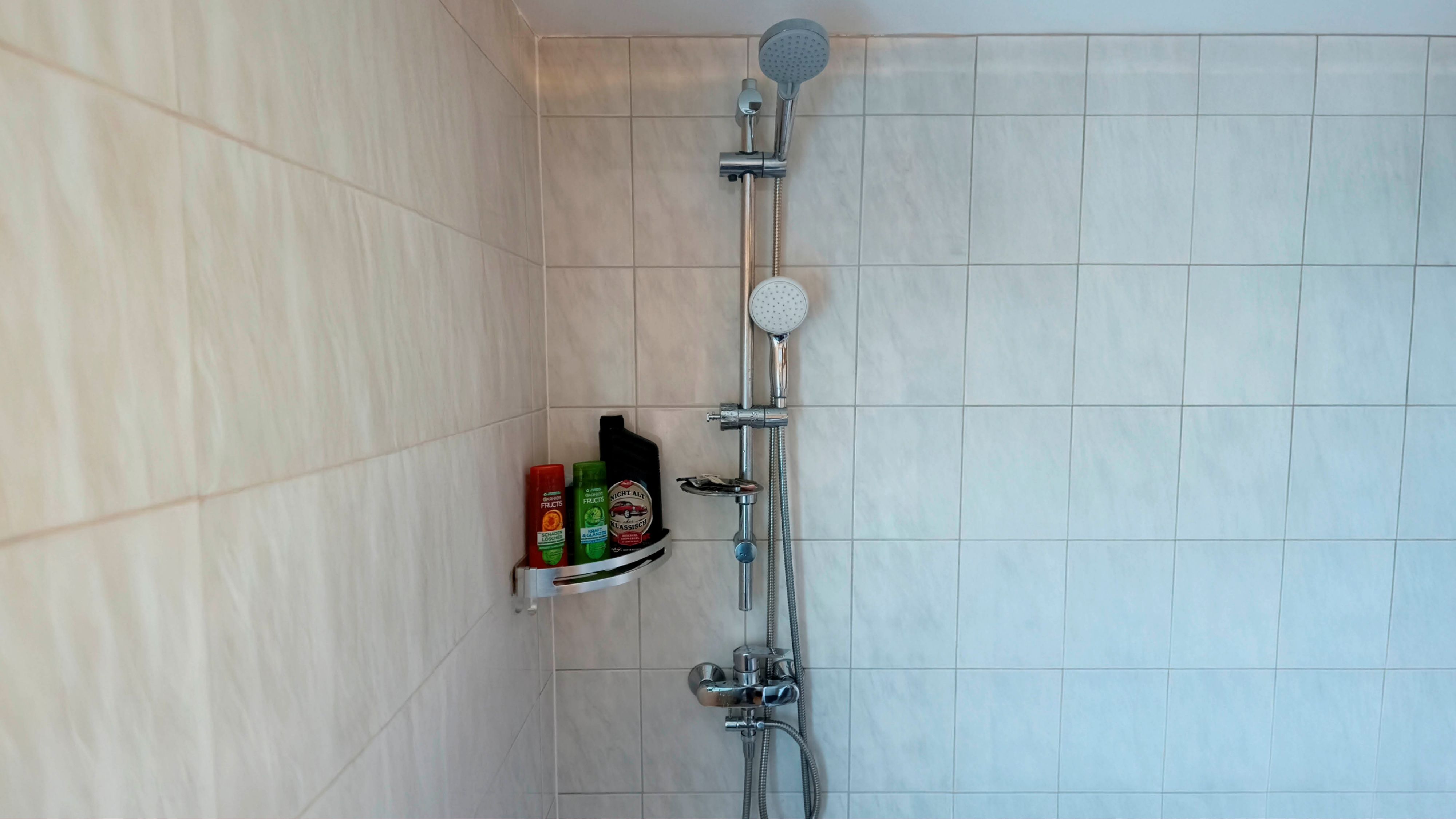 Mit einem Umschaltventil und einem zweiten Duschkopf lässt sich viel Geld sparen. Im Bild: Badezimmer von Stefan Brandstetter