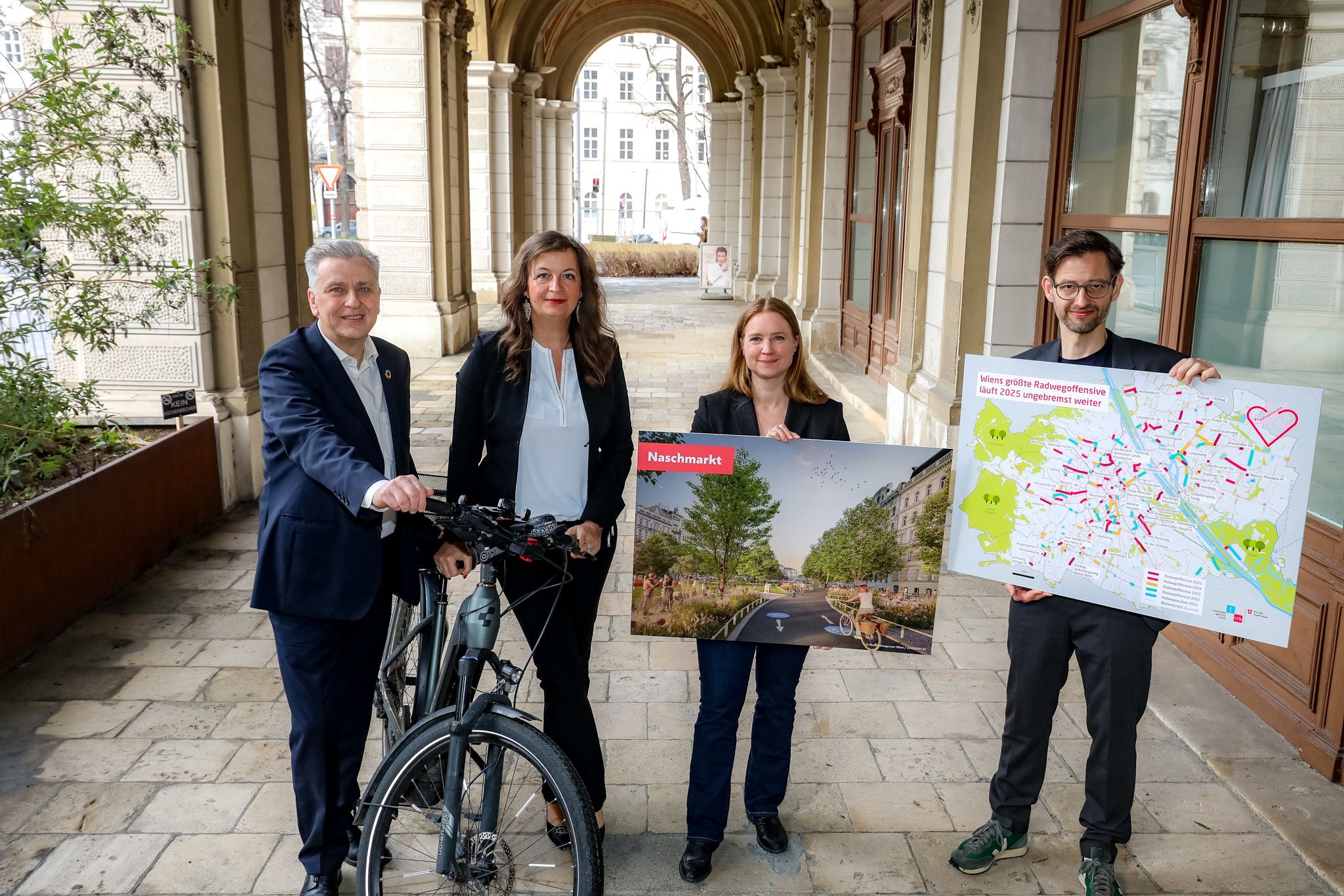 Josef Taucher, Klubvorsitzender des SPÖ-Rathausklubs, Mobilitätsstadträtin Ulli Sima, NEOS Mobilitätssprecherin Angelika Pipal-Leixner und Radbeauftragter Martin Blum freuen sich über den Rasweg-Ausbau