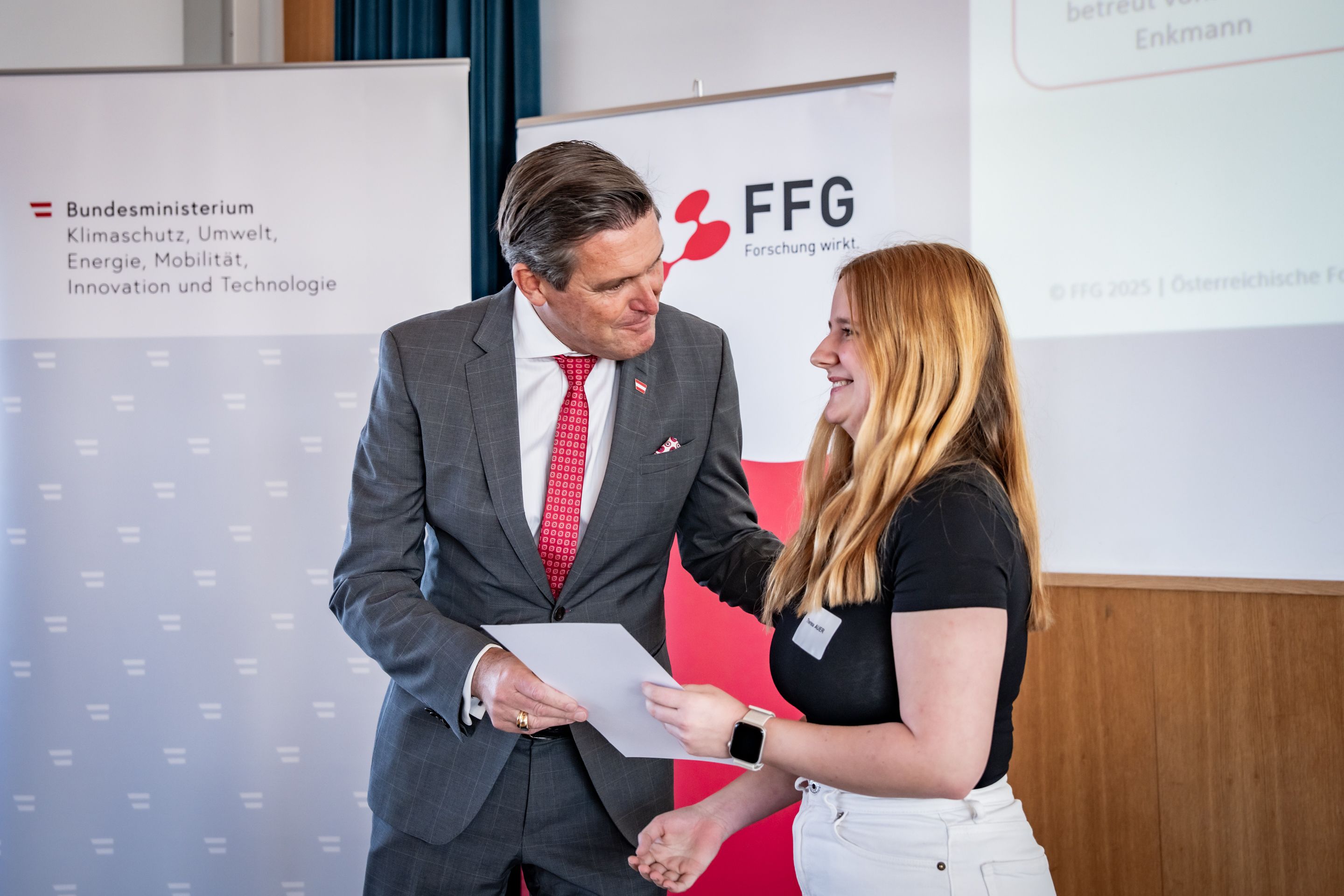 Der neue Infrastruktur- und Innovationsminister Peter Hanke (SPÖ) hatte seinen ersten offiziellen Auftritt bei der Auszeichnung von jungen Nachwuchsforschern. 