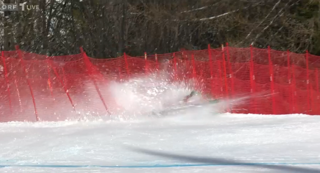 Conny Hütter schlägt im Fangnetz ein.