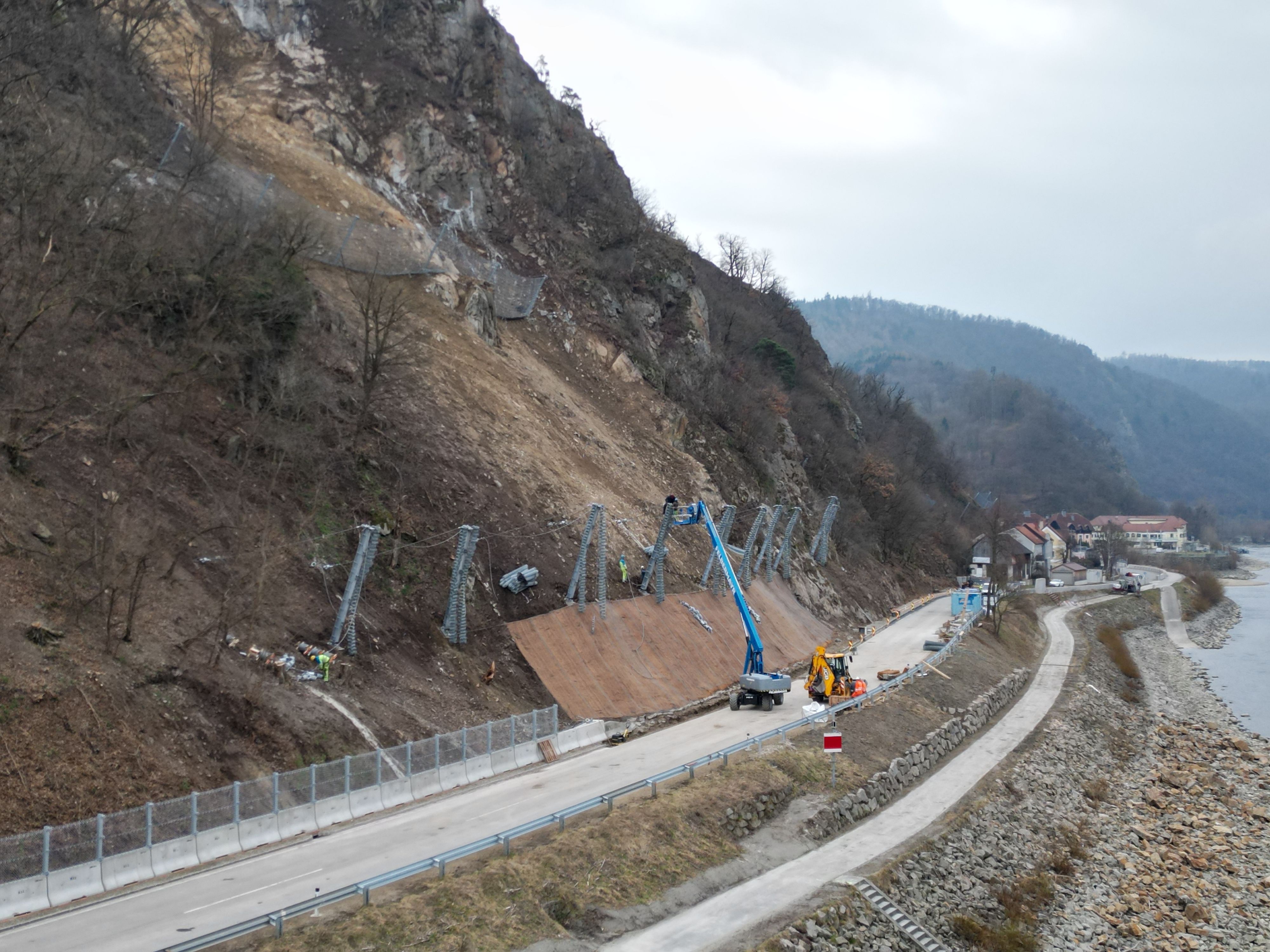 Nach Felssturz: Arbeiten an der B33