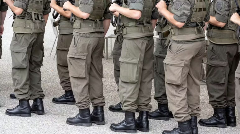 Der junge Mann war in der Grundausbildung.