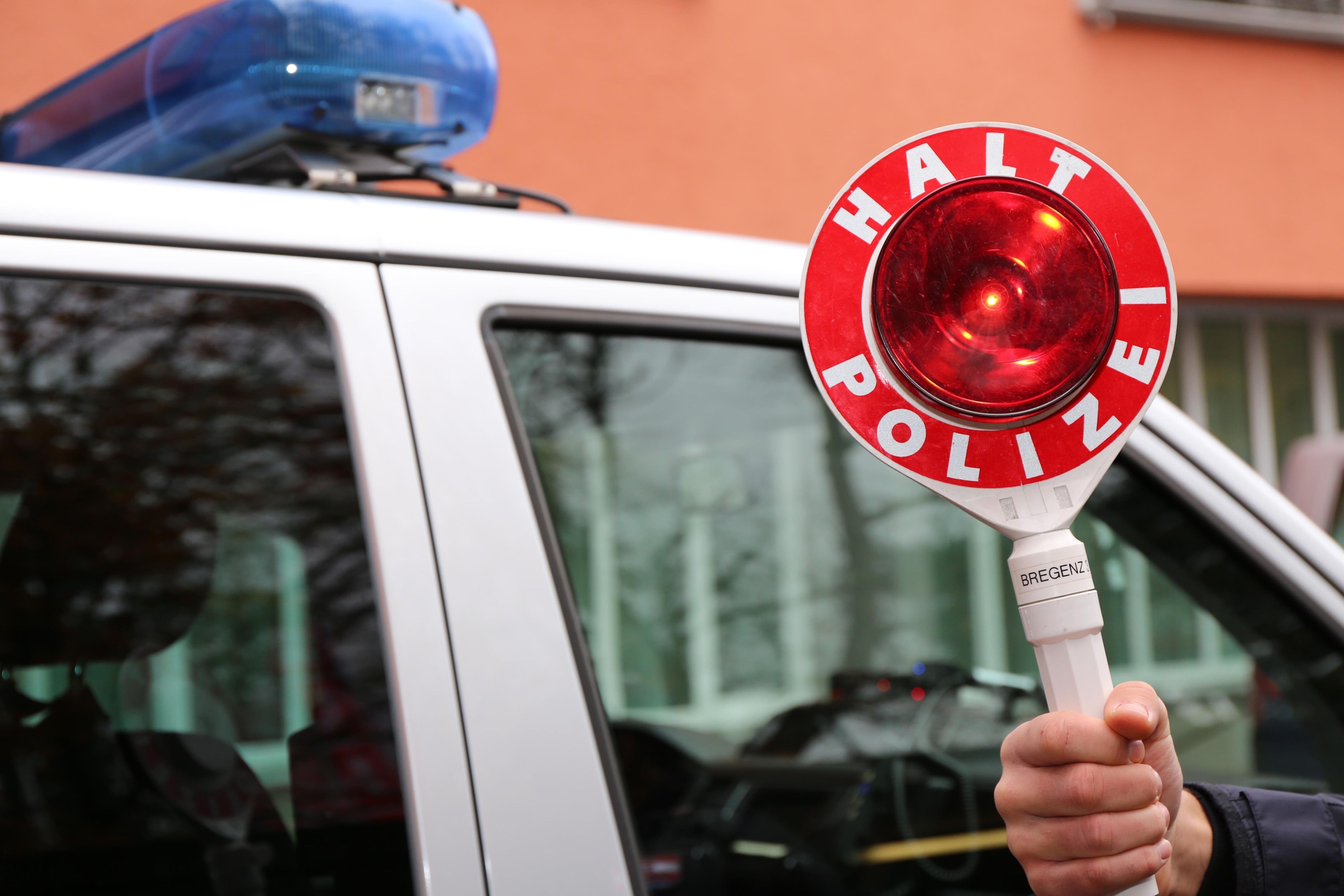 Die Polizisten nahmen der jungen Frau den Führerschein an Ort und Stelle ab. Symbolbild.