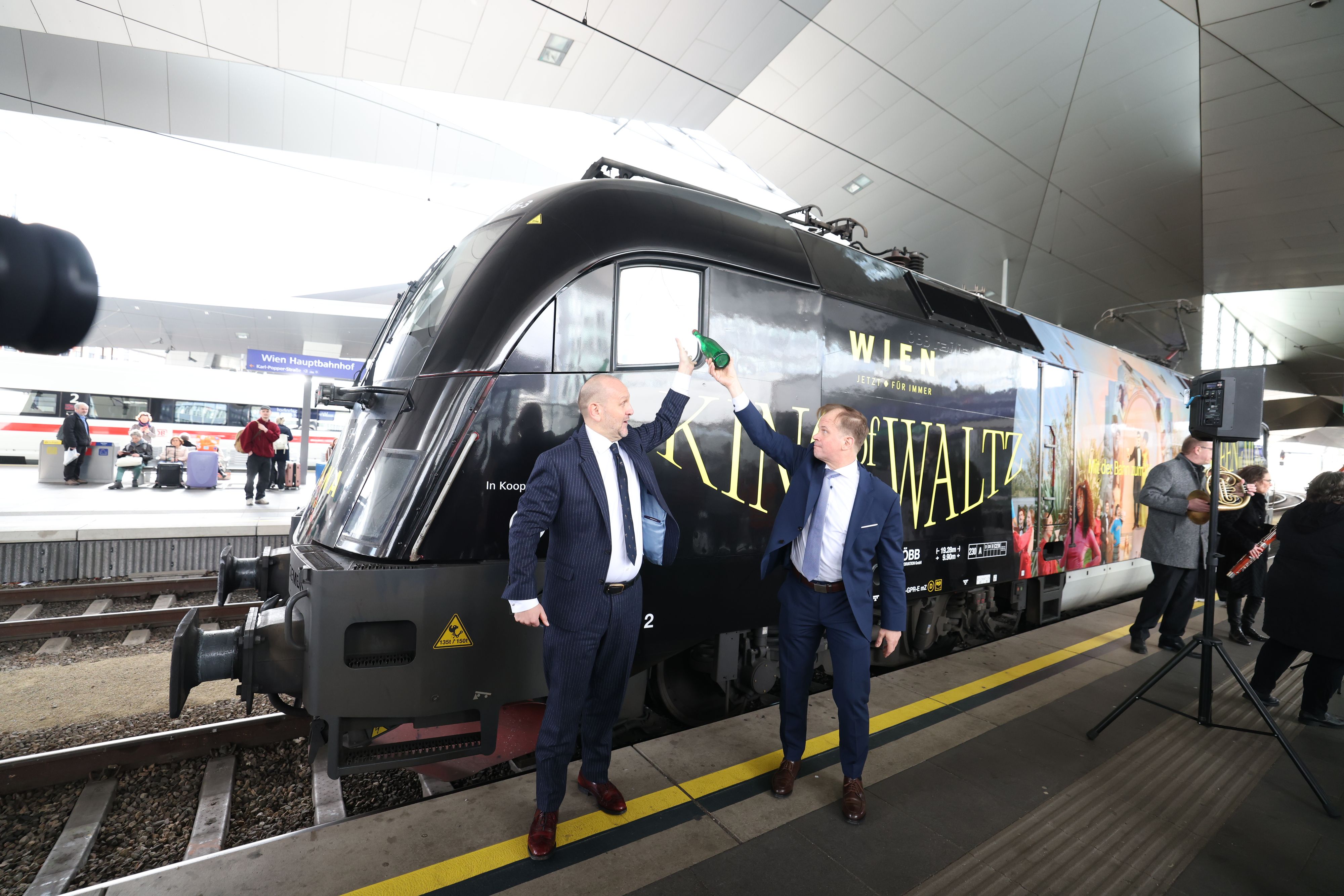 Die Strauss-Lok wurde von Klaus Garstenauer, Vorstand der ÖBB-Personenverkehr AG, und WienTourismus-Direktor Norbert Kettner am Hauptbahnhof getauft.