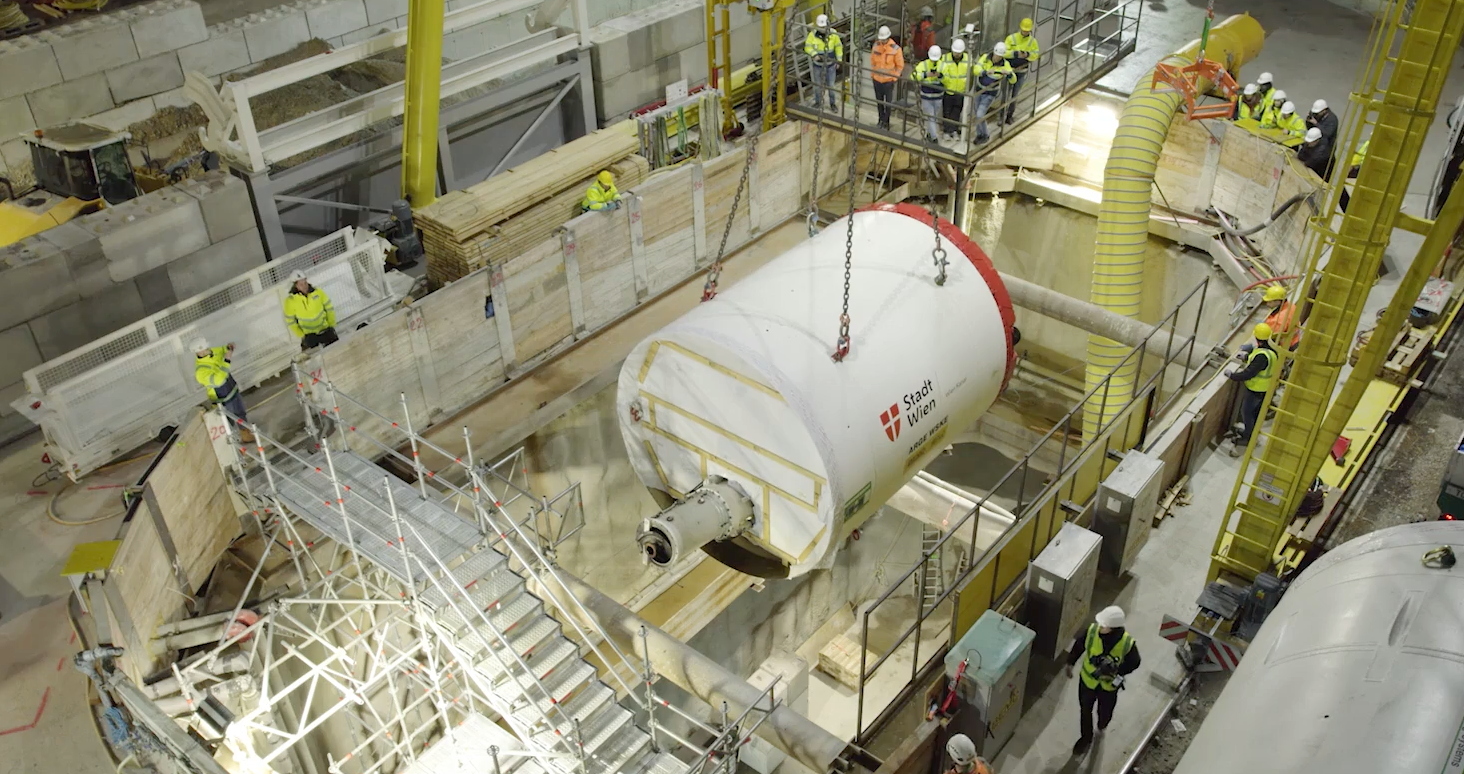 Die Tunnelbohrmaschine wird in den Stollen gehoben.